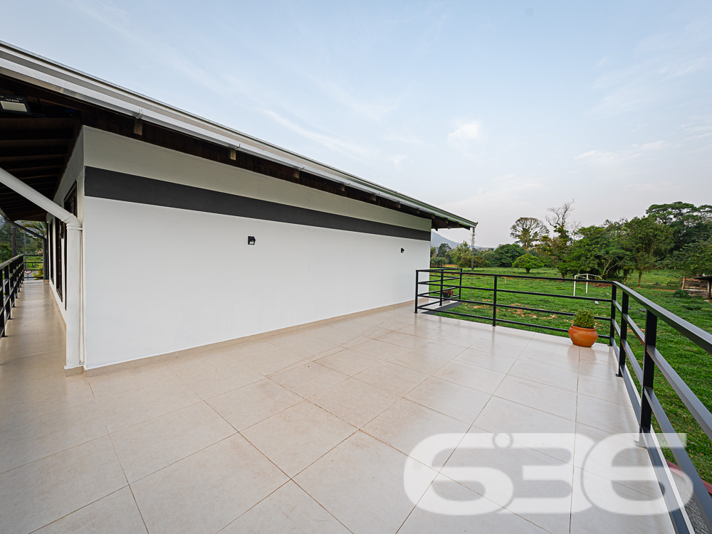 Descubra o privilégio de morar em um espaço onde a tranquilidade da natureza encontra o design sofisticado de uma residência moderna, tudo isso em Joinville, no bairro Pirabeiraba. Apresentamos uma propriedade, ideal para quem busca conforto, privacidade e a possibilidade de personalização em um imóvel único.

Composição do imóvel:

Número de Dormitórios: 6.
Banheiros: 3, modernos e bem equipados.
Garagem: Espaço coberto para 1 veículo e área descoberta com capacidade para até 5 carros adicionais.
Áreas de Lazer: Área de festas completa com churrasqueira, ideal para receber convidados e celebrar momentos especiais.
Ao entrar, você será recebido por uma sala ampla, que flui naturalmente para uma cozinha espaçosa e planejada, equipada com móveis modernos e práticos. A casa é avarandada, com uma laje ampla que oferece a possibilidade de construção de uma piscina, tornando-se o local ideal para relaxar enquanto se aprecia a vista das montanhas e do pasto verdejante ao fundo.

O piso térreo abriga uma área de festa com churrasqueira completa, um banheiro e cozinha, podendo facilmente ser adaptado para uma segunda morada ou ponto comercial, dependendo das suas necessidades. A propriedade é totalmente murada e possui portão eletrônico, garantindo privacidade e segurança.

Esta casa é perfeita para famílias grandes ou para quem deseja um amplo espaço para hospedar amigos e familiares. O imóvel é ainda mais valorizado por sua localização privilegiada, com fácil acesso a transporte público, escolas, hospitais e outros serviços essenciais. A rua pavimentada facilita o acesso e a movimentação pela área.

Para quem busca um lar que combine tranquilidade, espaço e beleza natural, esta residência em Joinville é a escolha ideal. Estamos abertos a permutas na região e consideramos parcelamento em condições facilitadas. Venha conhecer e se encantar com cada detalhe pensado para o seu bem-estar e conforto!
 
636 NEGÓCIOS IMOBILIÁRIOS: A SUA MELHOR ESCOLHA
Com mais de 30 anos de experiência, a 636 Negócios Imobiliários é sua parceira ideal para encontrar o imóvel perfeito. Estamos prontos para ajudá-lo a fazer deste imóvel o seu novo lar.
 
Telefone: (47) 3451-0636
WhatsApp: (47) 99190-0636
 
Não perca esta oportunidade única. Visite nosso site para mais informações: i636.com.br