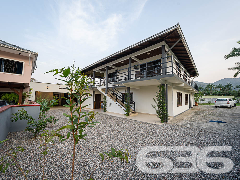 Descubra o privilégio de morar em um espaço onde a tranquilidade da natureza encontra o design sofisticado de uma residência moderna, tudo isso em Joinville, no bairro Pirabeiraba. Apresentamos uma propriedade, ideal para quem busca conforto, privacidade e a possibilidade de personalização em um imóvel único.

Composição do imóvel:

Número de Dormitórios: 6.
Banheiros: 3, modernos e bem equipados.
Garagem: Espaço coberto para 1 veículo e área descoberta com capacidade para até 5 carros adicionais.
Áreas de Lazer: Área de festas completa com churrasqueira, ideal para receber convidados e celebrar momentos especiais.
Ao entrar, você será recebido por uma sala ampla, que flui naturalmente para uma cozinha espaçosa e planejada, equipada com móveis modernos e práticos. A casa é avarandada, com uma laje ampla que oferece a possibilidade de construção de uma piscina, tornando-se o local ideal para relaxar enquanto se aprecia a vista das montanhas e do pasto verdejante ao fundo.

O piso térreo abriga uma área de festa com churrasqueira completa, um banheiro e cozinha, podendo facilmente ser adaptado para uma segunda morada ou ponto comercial, dependendo das suas necessidades. A propriedade é totalmente murada e possui portão eletrônico, garantindo privacidade e segurança.

Esta casa é perfeita para famílias grandes ou para quem deseja um amplo espaço para hospedar amigos e familiares. O imóvel é ainda mais valorizado por sua localização privilegiada, com fácil acesso a transporte público, escolas, hospitais e outros serviços essenciais. A rua pavimentada facilita o acesso e a movimentação pela área.

Para quem busca um lar que combine tranquilidade, espaço e beleza natural, esta residência em Joinville é a escolha ideal. Estamos abertos a permutas na região e consideramos parcelamento em condições facilitadas. Venha conhecer e se encantar com cada detalhe pensado para o seu bem-estar e conforto!
 
636 NEGÓCIOS IMOBILIÁRIOS: A SUA MELHOR ESCOLHA
Com mais de 30 anos de experiência, a 636 Negócios Imobiliários é sua parceira ideal para encontrar o imóvel perfeito. Estamos prontos para ajudá-lo a fazer deste imóvel o seu novo lar.
 
Telefone: (47) 3451-0636
WhatsApp: (47) 99190-0636
 
Não perca esta oportunidade única. Visite nosso site para mais informações: i636.com.br