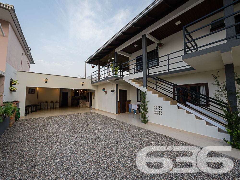 Descubra o privilégio de morar em um espaço onde a tranquilidade da natureza encontra o design sofisticado de uma residência moderna, tudo isso em Joinville, no bairro Pirabeiraba. Apresentamos uma propriedade, ideal para quem busca conforto, privacidade e a possibilidade de personalização em um imóvel único.

Composição do imóvel:

Número de Dormitórios: 6.
Banheiros: 3, modernos e bem equipados.
Garagem: Espaço coberto para 1 veículo e área descoberta com capacidade para até 5 carros adicionais.
Áreas de Lazer: Área de festas completa com churrasqueira, ideal para receber convidados e celebrar momentos especiais.
Ao entrar, você será recebido por uma sala ampla, que flui naturalmente para uma cozinha espaçosa e planejada, equipada com móveis modernos e práticos. A casa é avarandada, com uma laje ampla que oferece a possibilidade de construção de uma piscina, tornando-se o local ideal para relaxar enquanto se aprecia a vista das montanhas e do pasto verdejante ao fundo.

O piso térreo abriga uma área de festa com churrasqueira completa, um banheiro e cozinha, podendo facilmente ser adaptado para uma segunda morada ou ponto comercial, dependendo das suas necessidades. A propriedade é totalmente murada e possui portão eletrônico, garantindo privacidade e segurança.

Esta casa é perfeita para famílias grandes ou para quem deseja um amplo espaço para hospedar amigos e familiares. O imóvel é ainda mais valorizado por sua localização privilegiada, com fácil acesso a transporte público, escolas, hospitais e outros serviços essenciais. A rua pavimentada facilita o acesso e a movimentação pela área.

Para quem busca um lar que combine tranquilidade, espaço e beleza natural, esta residência em Joinville é a escolha ideal. Estamos abertos a permutas na região e consideramos parcelamento em condições facilitadas. Venha conhecer e se encantar com cada detalhe pensado para o seu bem-estar e conforto!
 
636 NEGÓCIOS IMOBILIÁRIOS: A SUA MELHOR ESCOLHA
Com mais de 30 anos de experiência, a 636 Negócios Imobiliários é sua parceira ideal para encontrar o imóvel perfeito. Estamos prontos para ajudá-lo a fazer deste imóvel o seu novo lar.
 
Telefone: (47) 3451-0636
WhatsApp: (47) 99190-0636
 
Não perca esta oportunidade única. Visite nosso site para mais informações: i636.com.br