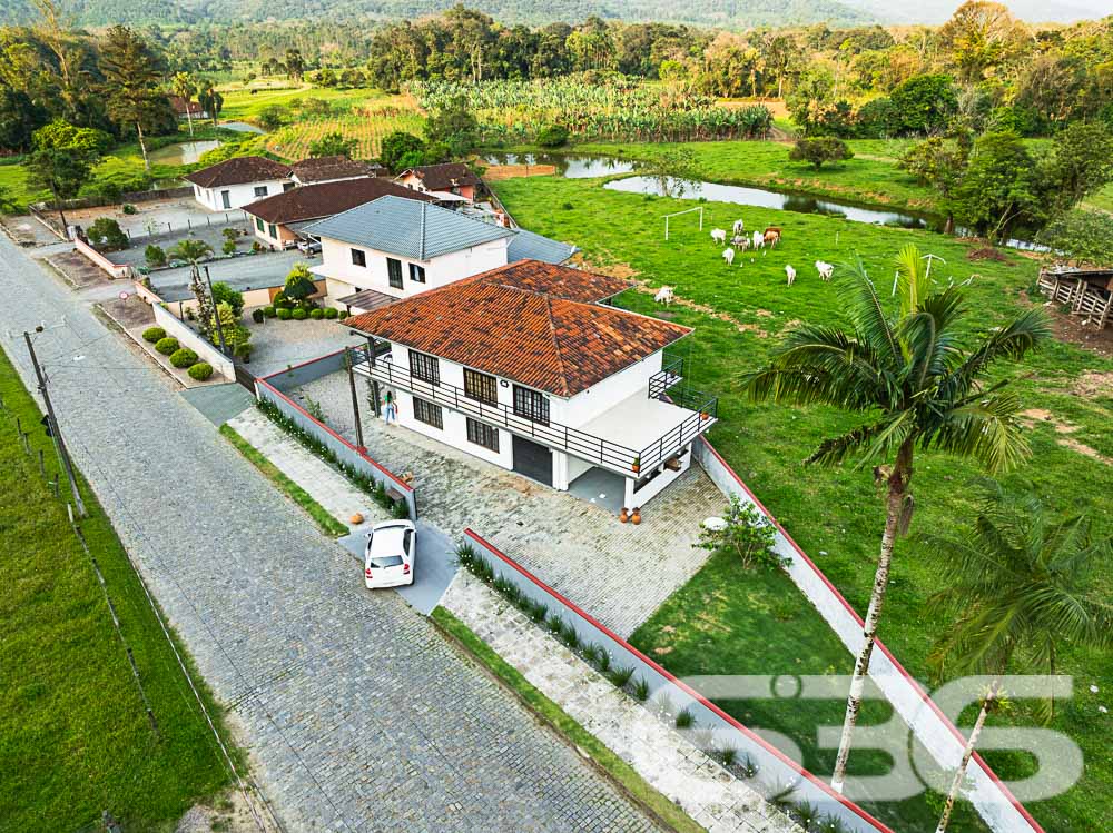 Descubra o privilégio de morar em um espaço onde a tranquilidade da natureza encontra o design sofisticado de uma residência moderna, tudo isso em Joinville, no bairro Pirabeiraba. Apresentamos uma propriedade, ideal para quem busca conforto, privacidade e a possibilidade de personalização em um imóvel único.

Composição do imóvel:

Número de Dormitórios: 6.
Banheiros: 3, modernos e bem equipados.
Garagem: Espaço coberto para 1 veículo e área descoberta com capacidade para até 5 carros adicionais.
Áreas de Lazer: Área de festas completa com churrasqueira, ideal para receber convidados e celebrar momentos especiais.
Ao entrar, você será recebido por uma sala ampla, que flui naturalmente para uma cozinha espaçosa e planejada, equipada com móveis modernos e práticos. A casa é avarandada, com uma laje ampla que oferece a possibilidade de construção de uma piscina, tornando-se o local ideal para relaxar enquanto se aprecia a vista das montanhas e do pasto verdejante ao fundo.

O piso térreo abriga uma área de festa com churrasqueira completa, um banheiro e cozinha, podendo facilmente ser adaptado para uma segunda morada ou ponto comercial, dependendo das suas necessidades. A propriedade é totalmente murada e possui portão eletrônico, garantindo privacidade e segurança.

Esta casa é perfeita para famílias grandes ou para quem deseja um amplo espaço para hospedar amigos e familiares. O imóvel é ainda mais valorizado por sua localização privilegiada, com fácil acesso a transporte público, escolas, hospitais e outros serviços essenciais. A rua pavimentada facilita o acesso e a movimentação pela área.

Para quem busca um lar que combine tranquilidade, espaço e beleza natural, esta residência em Joinville é a escolha ideal. Estamos abertos a permutas na região e consideramos parcelamento em condições facilitadas. Venha conhecer e se encantar com cada detalhe pensado para o seu bem-estar e conforto!
 
636 NEGÓCIOS IMOBILIÁRIOS: A SUA MELHOR ESCOLHA
Com mais de 30 anos de experiência, a 636 Negócios Imobiliários é sua parceira ideal para encontrar o imóvel perfeito. Estamos prontos para ajudá-lo a fazer deste imóvel o seu novo lar.
 
Telefone: (47) 3451-0636
WhatsApp: (47) 99190-0636
 
Não perca esta oportunidade única. Visite nosso site para mais informações: i636.com.br