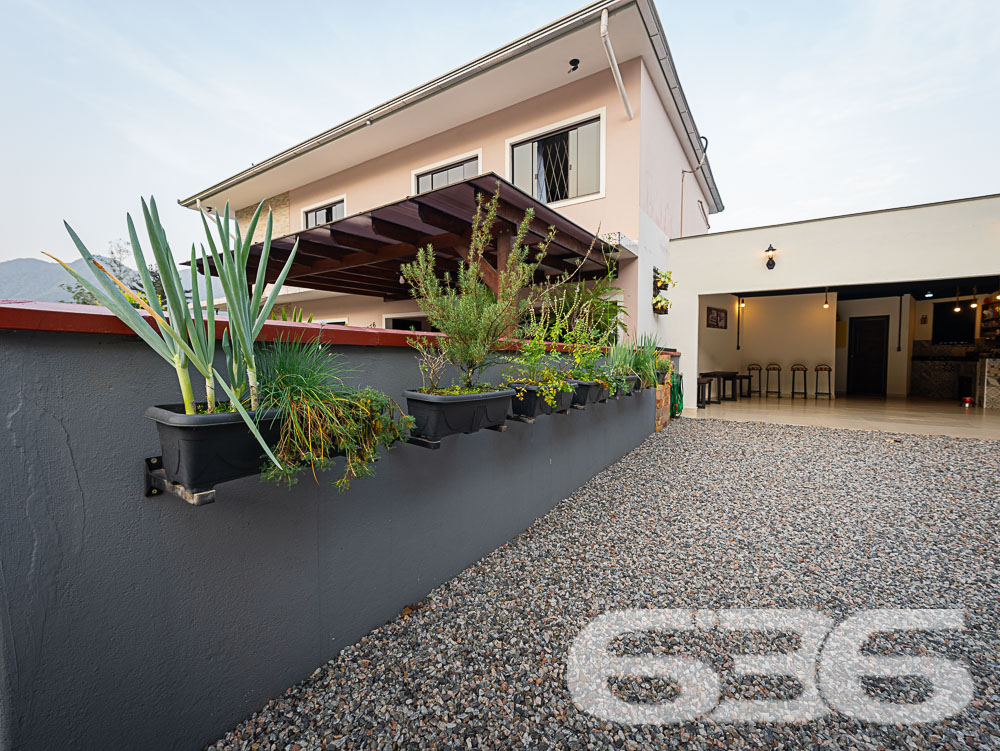 Descubra o privilégio de morar em um espaço onde a tranquilidade da natureza encontra o design sofisticado de uma residência moderna, tudo isso em Joinville, no bairro Pirabeiraba. Apresentamos uma propriedade, ideal para quem busca conforto, privacidade e a possibilidade de personalização em um imóvel único.

Composição do imóvel:

Número de Dormitórios: 6.
Banheiros: 3, modernos e bem equipados.
Garagem: Espaço coberto para 1 veículo e área descoberta com capacidade para até 5 carros adicionais.
Áreas de Lazer: Área de festas completa com churrasqueira, ideal para receber convidados e celebrar momentos especiais.
Ao entrar, você será recebido por uma sala ampla, que flui naturalmente para uma cozinha espaçosa e planejada, equipada com móveis modernos e práticos. A casa é avarandada, com uma laje ampla que oferece a possibilidade de construção de uma piscina, tornando-se o local ideal para relaxar enquanto se aprecia a vista das montanhas e do pasto verdejante ao fundo.

O piso térreo abriga uma área de festa com churrasqueira completa, um banheiro e cozinha, podendo facilmente ser adaptado para uma segunda morada ou ponto comercial, dependendo das suas necessidades. A propriedade é totalmente murada e possui portão eletrônico, garantindo privacidade e segurança.

Esta casa é perfeita para famílias grandes ou para quem deseja um amplo espaço para hospedar amigos e familiares. O imóvel é ainda mais valorizado por sua localização privilegiada, com fácil acesso a transporte público, escolas, hospitais e outros serviços essenciais. A rua pavimentada facilita o acesso e a movimentação pela área.

Para quem busca um lar que combine tranquilidade, espaço e beleza natural, esta residência em Joinville é a escolha ideal. Estamos abertos a permutas na região e consideramos parcelamento em condições facilitadas. Venha conhecer e se encantar com cada detalhe pensado para o seu bem-estar e conforto!
 
636 NEGÓCIOS IMOBILIÁRIOS: A SUA MELHOR ESCOLHA
Com mais de 30 anos de experiência, a 636 Negócios Imobiliários é sua parceira ideal para encontrar o imóvel perfeito. Estamos prontos para ajudá-lo a fazer deste imóvel o seu novo lar.
 
Telefone: (47) 3451-0636
WhatsApp: (47) 99190-0636
 
Não perca esta oportunidade única. Visite nosso site para mais informações: i636.com.br