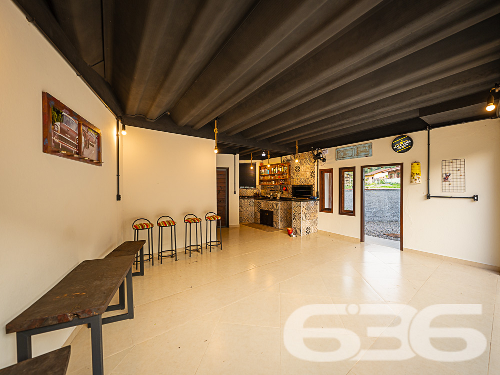 Descubra o privilégio de morar em um espaço onde a tranquilidade da natureza encontra o design sofisticado de uma residência moderna, tudo isso em Joinville, no bairro Pirabeiraba. Apresentamos uma propriedade, ideal para quem busca conforto, privacidade e a possibilidade de personalização em um imóvel único.

Composição do imóvel:

Número de Dormitórios: 6.
Banheiros: 3, modernos e bem equipados.
Garagem: Espaço coberto para 1 veículo e área descoberta com capacidade para até 5 carros adicionais.
Áreas de Lazer: Área de festas completa com churrasqueira, ideal para receber convidados e celebrar momentos especiais.
Ao entrar, você será recebido por uma sala ampla, que flui naturalmente para uma cozinha espaçosa e planejada, equipada com móveis modernos e práticos. A casa é avarandada, com uma laje ampla que oferece a possibilidade de construção de uma piscina, tornando-se o local ideal para relaxar enquanto se aprecia a vista das montanhas e do pasto verdejante ao fundo.

O piso térreo abriga uma área de festa com churrasqueira completa, um banheiro e cozinha, podendo facilmente ser adaptado para uma segunda morada ou ponto comercial, dependendo das suas necessidades. A propriedade é totalmente murada e possui portão eletrônico, garantindo privacidade e segurança.

Esta casa é perfeita para famílias grandes ou para quem deseja um amplo espaço para hospedar amigos e familiares. O imóvel é ainda mais valorizado por sua localização privilegiada, com fácil acesso a transporte público, escolas, hospitais e outros serviços essenciais. A rua pavimentada facilita o acesso e a movimentação pela área.

Para quem busca um lar que combine tranquilidade, espaço e beleza natural, esta residência em Joinville é a escolha ideal. Estamos abertos a permutas na região e consideramos parcelamento em condições facilitadas. Venha conhecer e se encantar com cada detalhe pensado para o seu bem-estar e conforto!
 
636 NEGÓCIOS IMOBILIÁRIOS: A SUA MELHOR ESCOLHA
Com mais de 30 anos de experiência, a 636 Negócios Imobiliários é sua parceira ideal para encontrar o imóvel perfeito. Estamos prontos para ajudá-lo a fazer deste imóvel o seu novo lar.
 
Telefone: (47) 3451-0636
WhatsApp: (47) 99190-0636
 
Não perca esta oportunidade única. Visite nosso site para mais informações: i636.com.br