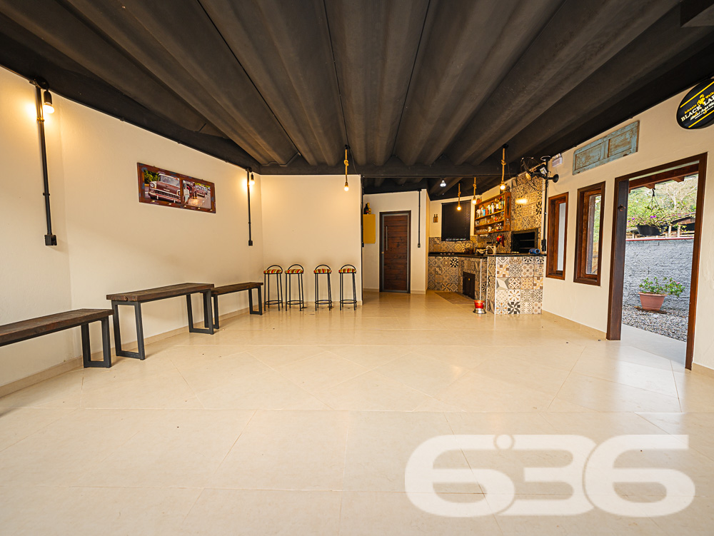 Descubra o privilégio de morar em um espaço onde a tranquilidade da natureza encontra o design sofisticado de uma residência moderna, tudo isso em Joinville, no bairro Pirabeiraba. Apresentamos uma propriedade, ideal para quem busca conforto, privacidade e a possibilidade de personalização em um imóvel único.

Composição do imóvel:

Número de Dormitórios: 6.
Banheiros: 3, modernos e bem equipados.
Garagem: Espaço coberto para 1 veículo e área descoberta com capacidade para até 5 carros adicionais.
Áreas de Lazer: Área de festas completa com churrasqueira, ideal para receber convidados e celebrar momentos especiais.
Ao entrar, você será recebido por uma sala ampla, que flui naturalmente para uma cozinha espaçosa e planejada, equipada com móveis modernos e práticos. A casa é avarandada, com uma laje ampla que oferece a possibilidade de construção de uma piscina, tornando-se o local ideal para relaxar enquanto se aprecia a vista das montanhas e do pasto verdejante ao fundo.

O piso térreo abriga uma área de festa com churrasqueira completa, um banheiro e cozinha, podendo facilmente ser adaptado para uma segunda morada ou ponto comercial, dependendo das suas necessidades. A propriedade é totalmente murada e possui portão eletrônico, garantindo privacidade e segurança.

Esta casa é perfeita para famílias grandes ou para quem deseja um amplo espaço para hospedar amigos e familiares. O imóvel é ainda mais valorizado por sua localização privilegiada, com fácil acesso a transporte público, escolas, hospitais e outros serviços essenciais. A rua pavimentada facilita o acesso e a movimentação pela área.

Para quem busca um lar que combine tranquilidade, espaço e beleza natural, esta residência em Joinville é a escolha ideal. Estamos abertos a permutas na região e consideramos parcelamento em condições facilitadas. Venha conhecer e se encantar com cada detalhe pensado para o seu bem-estar e conforto!
 
636 NEGÓCIOS IMOBILIÁRIOS: A SUA MELHOR ESCOLHA
Com mais de 30 anos de experiência, a 636 Negócios Imobiliários é sua parceira ideal para encontrar o imóvel perfeito. Estamos prontos para ajudá-lo a fazer deste imóvel o seu novo lar.
 
Telefone: (47) 3451-0636
WhatsApp: (47) 99190-0636
 
Não perca esta oportunidade única. Visite nosso site para mais informações: i636.com.br