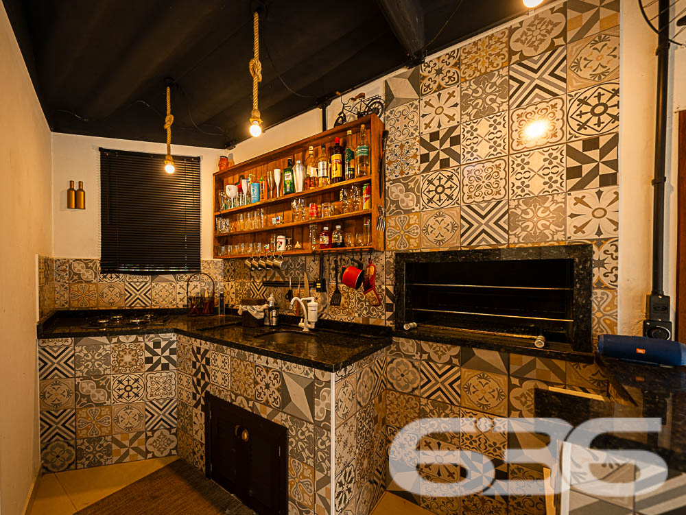 Descubra o privilégio de morar em um espaço onde a tranquilidade da natureza encontra o design sofisticado de uma residência moderna, tudo isso em Joinville, no bairro Pirabeiraba. Apresentamos uma propriedade, ideal para quem busca conforto, privacidade e a possibilidade de personalização em um imóvel único.

Composição do imóvel:

Número de Dormitórios: 6.
Banheiros: 3, modernos e bem equipados.
Garagem: Espaço coberto para 1 veículo e área descoberta com capacidade para até 5 carros adicionais.
Áreas de Lazer: Área de festas completa com churrasqueira, ideal para receber convidados e celebrar momentos especiais.
Ao entrar, você será recebido por uma sala ampla, que flui naturalmente para uma cozinha espaçosa e planejada, equipada com móveis modernos e práticos. A casa é avarandada, com uma laje ampla que oferece a possibilidade de construção de uma piscina, tornando-se o local ideal para relaxar enquanto se aprecia a vista das montanhas e do pasto verdejante ao fundo.

O piso térreo abriga uma área de festa com churrasqueira completa, um banheiro e cozinha, podendo facilmente ser adaptado para uma segunda morada ou ponto comercial, dependendo das suas necessidades. A propriedade é totalmente murada e possui portão eletrônico, garantindo privacidade e segurança.

Esta casa é perfeita para famílias grandes ou para quem deseja um amplo espaço para hospedar amigos e familiares. O imóvel é ainda mais valorizado por sua localização privilegiada, com fácil acesso a transporte público, escolas, hospitais e outros serviços essenciais. A rua pavimentada facilita o acesso e a movimentação pela área.

Para quem busca um lar que combine tranquilidade, espaço e beleza natural, esta residência em Joinville é a escolha ideal. Estamos abertos a permutas na região e consideramos parcelamento em condições facilitadas. Venha conhecer e se encantar com cada detalhe pensado para o seu bem-estar e conforto!
 
636 NEGÓCIOS IMOBILIÁRIOS: A SUA MELHOR ESCOLHA
Com mais de 30 anos de experiência, a 636 Negócios Imobiliários é sua parceira ideal para encontrar o imóvel perfeito. Estamos prontos para ajudá-lo a fazer deste imóvel o seu novo lar.
 
Telefone: (47) 3451-0636
WhatsApp: (47) 99190-0636
 
Não perca esta oportunidade única. Visite nosso site para mais informações: i636.com.br