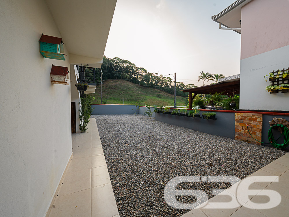 Descubra o privilégio de morar em um espaço onde a tranquilidade da natureza encontra o design sofisticado de uma residência moderna, tudo isso em Joinville, no bairro Pirabeiraba. Apresentamos uma propriedade, ideal para quem busca conforto, privacidade e a possibilidade de personalização em um imóvel único.

Composição do imóvel:

Número de Dormitórios: 6.
Banheiros: 3, modernos e bem equipados.
Garagem: Espaço coberto para 1 veículo e área descoberta com capacidade para até 5 carros adicionais.
Áreas de Lazer: Área de festas completa com churrasqueira, ideal para receber convidados e celebrar momentos especiais.
Ao entrar, você será recebido por uma sala ampla, que flui naturalmente para uma cozinha espaçosa e planejada, equipada com móveis modernos e práticos. A casa é avarandada, com uma laje ampla que oferece a possibilidade de construção de uma piscina, tornando-se o local ideal para relaxar enquanto se aprecia a vista das montanhas e do pasto verdejante ao fundo.

O piso térreo abriga uma área de festa com churrasqueira completa, um banheiro e cozinha, podendo facilmente ser adaptado para uma segunda morada ou ponto comercial, dependendo das suas necessidades. A propriedade é totalmente murada e possui portão eletrônico, garantindo privacidade e segurança.

Esta casa é perfeita para famílias grandes ou para quem deseja um amplo espaço para hospedar amigos e familiares. O imóvel é ainda mais valorizado por sua localização privilegiada, com fácil acesso a transporte público, escolas, hospitais e outros serviços essenciais. A rua pavimentada facilita o acesso e a movimentação pela área.

Para quem busca um lar que combine tranquilidade, espaço e beleza natural, esta residência em Joinville é a escolha ideal. Estamos abertos a permutas na região e consideramos parcelamento em condições facilitadas. Venha conhecer e se encantar com cada detalhe pensado para o seu bem-estar e conforto!
 
636 NEGÓCIOS IMOBILIÁRIOS: A SUA MELHOR ESCOLHA
Com mais de 30 anos de experiência, a 636 Negócios Imobiliários é sua parceira ideal para encontrar o imóvel perfeito. Estamos prontos para ajudá-lo a fazer deste imóvel o seu novo lar.
 
Telefone: (47) 3451-0636
WhatsApp: (47) 99190-0636
 
Não perca esta oportunidade única. Visite nosso site para mais informações: i636.com.br