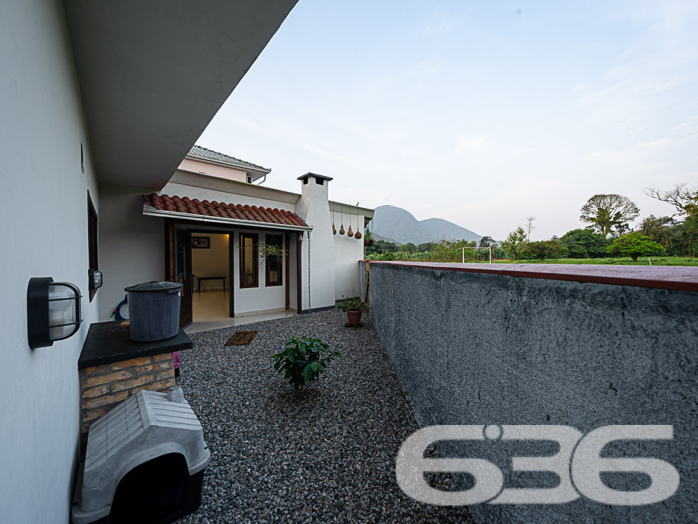 Descubra o privilégio de morar em um espaço onde a tranquilidade da natureza encontra o design sofisticado de uma residência moderna, tudo isso em Joinville, no bairro Pirabeiraba. Apresentamos uma propriedade, ideal para quem busca conforto, privacidade e a possibilidade de personalização em um imóvel único.

Composição do imóvel:

Número de Dormitórios: 6.
Banheiros: 3, modernos e bem equipados.
Garagem: Espaço coberto para 1 veículo e área descoberta com capacidade para até 5 carros adicionais.
Áreas de Lazer: Área de festas completa com churrasqueira, ideal para receber convidados e celebrar momentos especiais.
Ao entrar, você será recebido por uma sala ampla, que flui naturalmente para uma cozinha espaçosa e planejada, equipada com móveis modernos e práticos. A casa é avarandada, com uma laje ampla que oferece a possibilidade de construção de uma piscina, tornando-se o local ideal para relaxar enquanto se aprecia a vista das montanhas e do pasto verdejante ao fundo.

O piso térreo abriga uma área de festa com churrasqueira completa, um banheiro e cozinha, podendo facilmente ser adaptado para uma segunda morada ou ponto comercial, dependendo das suas necessidades. A propriedade é totalmente murada e possui portão eletrônico, garantindo privacidade e segurança.

Esta casa é perfeita para famílias grandes ou para quem deseja um amplo espaço para hospedar amigos e familiares. O imóvel é ainda mais valorizado por sua localização privilegiada, com fácil acesso a transporte público, escolas, hospitais e outros serviços essenciais. A rua pavimentada facilita o acesso e a movimentação pela área.

Para quem busca um lar que combine tranquilidade, espaço e beleza natural, esta residência em Joinville é a escolha ideal. Estamos abertos a permutas na região e consideramos parcelamento em condições facilitadas. Venha conhecer e se encantar com cada detalhe pensado para o seu bem-estar e conforto!
 
636 NEGÓCIOS IMOBILIÁRIOS: A SUA MELHOR ESCOLHA
Com mais de 30 anos de experiência, a 636 Negócios Imobiliários é sua parceira ideal para encontrar o imóvel perfeito. Estamos prontos para ajudá-lo a fazer deste imóvel o seu novo lar.
 
Telefone: (47) 3451-0636
WhatsApp: (47) 99190-0636
 
Não perca esta oportunidade única. Visite nosso site para mais informações: i636.com.br