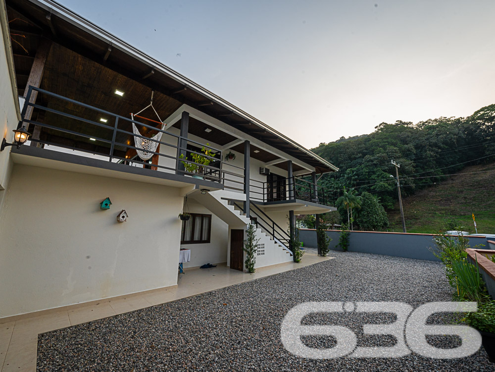 Descubra o privilégio de morar em um espaço onde a tranquilidade da natureza encontra o design sofisticado de uma residência moderna, tudo isso em Joinville, no bairro Pirabeiraba. Apresentamos uma propriedade, ideal para quem busca conforto, privacidade e a possibilidade de personalização em um imóvel único.

Composição do imóvel:

Número de Dormitórios: 6.
Banheiros: 3, modernos e bem equipados.
Garagem: Espaço coberto para 1 veículo e área descoberta com capacidade para até 5 carros adicionais.
Áreas de Lazer: Área de festas completa com churrasqueira, ideal para receber convidados e celebrar momentos especiais.
Ao entrar, você será recebido por uma sala ampla, que flui naturalmente para uma cozinha espaçosa e planejada, equipada com móveis modernos e práticos. A casa é avarandada, com uma laje ampla que oferece a possibilidade de construção de uma piscina, tornando-se o local ideal para relaxar enquanto se aprecia a vista das montanhas e do pasto verdejante ao fundo.

O piso térreo abriga uma área de festa com churrasqueira completa, um banheiro e cozinha, podendo facilmente ser adaptado para uma segunda morada ou ponto comercial, dependendo das suas necessidades. A propriedade é totalmente murada e possui portão eletrônico, garantindo privacidade e segurança.

Esta casa é perfeita para famílias grandes ou para quem deseja um amplo espaço para hospedar amigos e familiares. O imóvel é ainda mais valorizado por sua localização privilegiada, com fácil acesso a transporte público, escolas, hospitais e outros serviços essenciais. A rua pavimentada facilita o acesso e a movimentação pela área.

Para quem busca um lar que combine tranquilidade, espaço e beleza natural, esta residência em Joinville é a escolha ideal. Estamos abertos a permutas na região e consideramos parcelamento em condições facilitadas. Venha conhecer e se encantar com cada detalhe pensado para o seu bem-estar e conforto!
 
636 NEGÓCIOS IMOBILIÁRIOS: A SUA MELHOR ESCOLHA
Com mais de 30 anos de experiência, a 636 Negócios Imobiliários é sua parceira ideal para encontrar o imóvel perfeito. Estamos prontos para ajudá-lo a fazer deste imóvel o seu novo lar.
 
Telefone: (47) 3451-0636
WhatsApp: (47) 99190-0636
 
Não perca esta oportunidade única. Visite nosso site para mais informações: i636.com.br