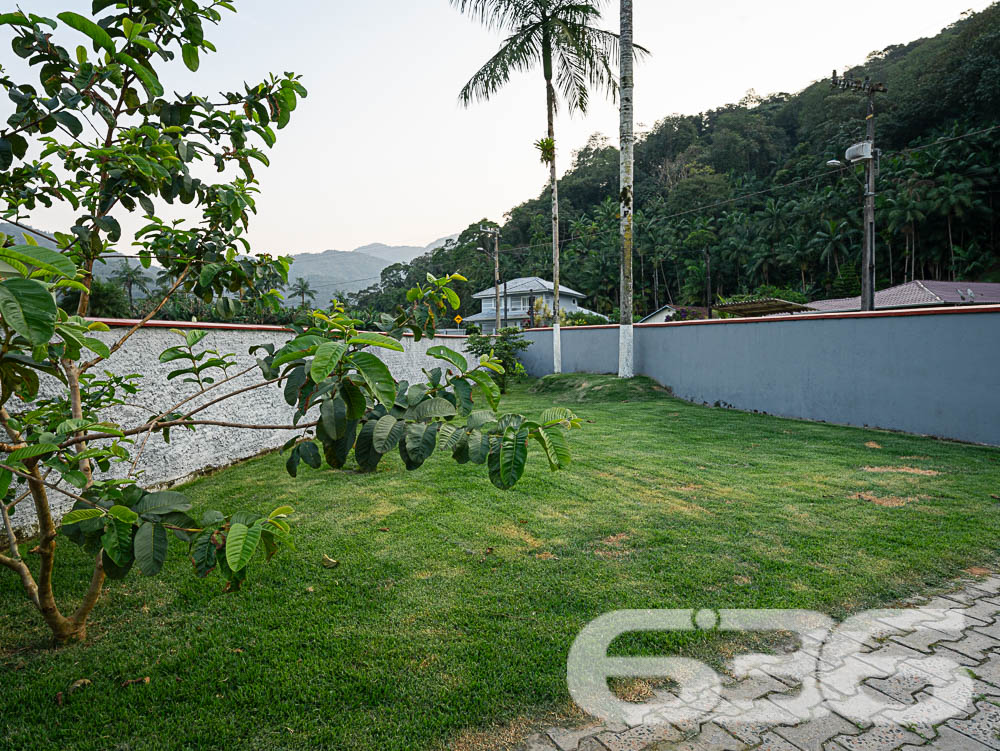 Descubra o privilégio de morar em um espaço onde a tranquilidade da natureza encontra o design sofisticado de uma residência moderna, tudo isso em Joinville, no bairro Pirabeiraba. Apresentamos uma propriedade, ideal para quem busca conforto, privacidade e a possibilidade de personalização em um imóvel único.

Composição do imóvel:

Número de Dormitórios: 6.
Banheiros: 3, modernos e bem equipados.
Garagem: Espaço coberto para 1 veículo e área descoberta com capacidade para até 5 carros adicionais.
Áreas de Lazer: Área de festas completa com churrasqueira, ideal para receber convidados e celebrar momentos especiais.
Ao entrar, você será recebido por uma sala ampla, que flui naturalmente para uma cozinha espaçosa e planejada, equipada com móveis modernos e práticos. A casa é avarandada, com uma laje ampla que oferece a possibilidade de construção de uma piscina, tornando-se o local ideal para relaxar enquanto se aprecia a vista das montanhas e do pasto verdejante ao fundo.

O piso térreo abriga uma área de festa com churrasqueira completa, um banheiro e cozinha, podendo facilmente ser adaptado para uma segunda morada ou ponto comercial, dependendo das suas necessidades. A propriedade é totalmente murada e possui portão eletrônico, garantindo privacidade e segurança.

Esta casa é perfeita para famílias grandes ou para quem deseja um amplo espaço para hospedar amigos e familiares. O imóvel é ainda mais valorizado por sua localização privilegiada, com fácil acesso a transporte público, escolas, hospitais e outros serviços essenciais. A rua pavimentada facilita o acesso e a movimentação pela área.

Para quem busca um lar que combine tranquilidade, espaço e beleza natural, esta residência em Joinville é a escolha ideal. Estamos abertos a permutas na região e consideramos parcelamento em condições facilitadas. Venha conhecer e se encantar com cada detalhe pensado para o seu bem-estar e conforto!
 
636 NEGÓCIOS IMOBILIÁRIOS: A SUA MELHOR ESCOLHA
Com mais de 30 anos de experiência, a 636 Negócios Imobiliários é sua parceira ideal para encontrar o imóvel perfeito. Estamos prontos para ajudá-lo a fazer deste imóvel o seu novo lar.
 
Telefone: (47) 3451-0636
WhatsApp: (47) 99190-0636
 
Não perca esta oportunidade única. Visite nosso site para mais informações: i636.com.br