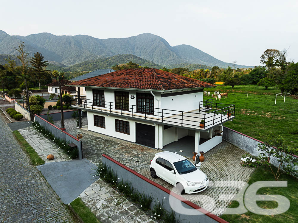 Descubra o privilégio de morar em um espaço onde a tranquilidade da natureza encontra o design sofisticado de uma residência moderna, tudo isso em Joinville, no bairro Pirabeiraba. Apresentamos uma propriedade, ideal para quem busca conforto, privacidade e a possibilidade de personalização em um imóvel único.

Composição do imóvel:

Número de Dormitórios: 6.
Banheiros: 3, modernos e bem equipados.
Garagem: Espaço coberto para 1 veículo e área descoberta com capacidade para até 5 carros adicionais.
Áreas de Lazer: Área de festas completa com churrasqueira, ideal para receber convidados e celebrar momentos especiais.
Ao entrar, você será recebido por uma sala ampla, que flui naturalmente para uma cozinha espaçosa e planejada, equipada com móveis modernos e práticos. A casa é avarandada, com uma laje ampla que oferece a possibilidade de construção de uma piscina, tornando-se o local ideal para relaxar enquanto se aprecia a vista das montanhas e do pasto verdejante ao fundo.

O piso térreo abriga uma área de festa com churrasqueira completa, um banheiro e cozinha, podendo facilmente ser adaptado para uma segunda morada ou ponto comercial, dependendo das suas necessidades. A propriedade é totalmente murada e possui portão eletrônico, garantindo privacidade e segurança.

Esta casa é perfeita para famílias grandes ou para quem deseja um amplo espaço para hospedar amigos e familiares. O imóvel é ainda mais valorizado por sua localização privilegiada, com fácil acesso a transporte público, escolas, hospitais e outros serviços essenciais. A rua pavimentada facilita o acesso e a movimentação pela área.

Para quem busca um lar que combine tranquilidade, espaço e beleza natural, esta residência em Joinville é a escolha ideal. Estamos abertos a permutas na região e consideramos parcelamento em condições facilitadas. Venha conhecer e se encantar com cada detalhe pensado para o seu bem-estar e conforto!
 
636 NEGÓCIOS IMOBILIÁRIOS: A SUA MELHOR ESCOLHA
Com mais de 30 anos de experiência, a 636 Negócios Imobiliários é sua parceira ideal para encontrar o imóvel perfeito. Estamos prontos para ajudá-lo a fazer deste imóvel o seu novo lar.
 
Telefone: (47) 3451-0636
WhatsApp: (47) 99190-0636
 
Não perca esta oportunidade única. Visite nosso site para mais informações: i636.com.br