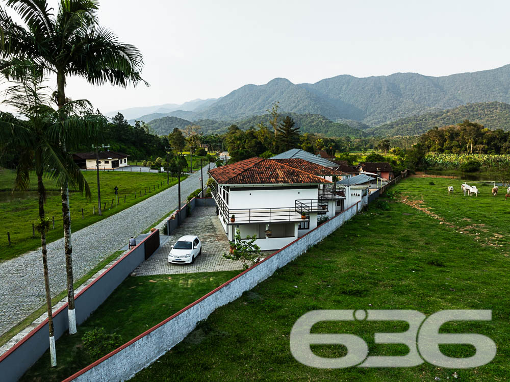 Descubra o privilégio de morar em um espaço onde a tranquilidade da natureza encontra o design sofisticado de uma residência moderna, tudo isso em Joinville, no bairro Pirabeiraba. Apresentamos uma propriedade, ideal para quem busca conforto, privacidade e a possibilidade de personalização em um imóvel único.

Composição do imóvel:

Número de Dormitórios: 6.
Banheiros: 3, modernos e bem equipados.
Garagem: Espaço coberto para 1 veículo e área descoberta com capacidade para até 5 carros adicionais.
Áreas de Lazer: Área de festas completa com churrasqueira, ideal para receber convidados e celebrar momentos especiais.
Ao entrar, você será recebido por uma sala ampla, que flui naturalmente para uma cozinha espaçosa e planejada, equipada com móveis modernos e práticos. A casa é avarandada, com uma laje ampla que oferece a possibilidade de construção de uma piscina, tornando-se o local ideal para relaxar enquanto se aprecia a vista das montanhas e do pasto verdejante ao fundo.

O piso térreo abriga uma área de festa com churrasqueira completa, um banheiro e cozinha, podendo facilmente ser adaptado para uma segunda morada ou ponto comercial, dependendo das suas necessidades. A propriedade é totalmente murada e possui portão eletrônico, garantindo privacidade e segurança.

Esta casa é perfeita para famílias grandes ou para quem deseja um amplo espaço para hospedar amigos e familiares. O imóvel é ainda mais valorizado por sua localização privilegiada, com fácil acesso a transporte público, escolas, hospitais e outros serviços essenciais. A rua pavimentada facilita o acesso e a movimentação pela área.

Para quem busca um lar que combine tranquilidade, espaço e beleza natural, esta residência em Joinville é a escolha ideal. Estamos abertos a permutas na região e consideramos parcelamento em condições facilitadas. Venha conhecer e se encantar com cada detalhe pensado para o seu bem-estar e conforto!
 
636 NEGÓCIOS IMOBILIÁRIOS: A SUA MELHOR ESCOLHA
Com mais de 30 anos de experiência, a 636 Negócios Imobiliários é sua parceira ideal para encontrar o imóvel perfeito. Estamos prontos para ajudá-lo a fazer deste imóvel o seu novo lar.
 
Telefone: (47) 3451-0636
WhatsApp: (47) 99190-0636
 
Não perca esta oportunidade única. Visite nosso site para mais informações: i636.com.br