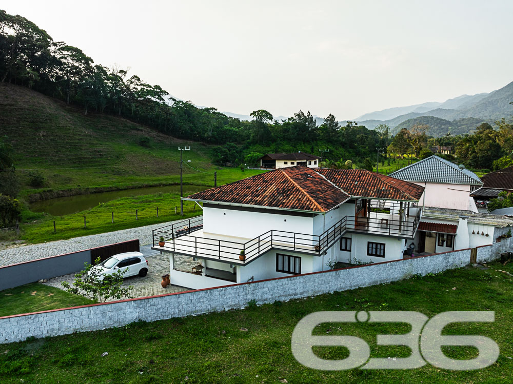 Descubra o privilégio de morar em um espaço onde a tranquilidade da natureza encontra o design sofisticado de uma residência moderna, tudo isso em Joinville, no bairro Pirabeiraba. Apresentamos uma propriedade, ideal para quem busca conforto, privacidade e a possibilidade de personalização em um imóvel único.

Composição do imóvel:

Número de Dormitórios: 6.
Banheiros: 3, modernos e bem equipados.
Garagem: Espaço coberto para 1 veículo e área descoberta com capacidade para até 5 carros adicionais.
Áreas de Lazer: Área de festas completa com churrasqueira, ideal para receber convidados e celebrar momentos especiais.
Ao entrar, você será recebido por uma sala ampla, que flui naturalmente para uma cozinha espaçosa e planejada, equipada com móveis modernos e práticos. A casa é avarandada, com uma laje ampla que oferece a possibilidade de construção de uma piscina, tornando-se o local ideal para relaxar enquanto se aprecia a vista das montanhas e do pasto verdejante ao fundo.

O piso térreo abriga uma área de festa com churrasqueira completa, um banheiro e cozinha, podendo facilmente ser adaptado para uma segunda morada ou ponto comercial, dependendo das suas necessidades. A propriedade é totalmente murada e possui portão eletrônico, garantindo privacidade e segurança.

Esta casa é perfeita para famílias grandes ou para quem deseja um amplo espaço para hospedar amigos e familiares. O imóvel é ainda mais valorizado por sua localização privilegiada, com fácil acesso a transporte público, escolas, hospitais e outros serviços essenciais. A rua pavimentada facilita o acesso e a movimentação pela área.

Para quem busca um lar que combine tranquilidade, espaço e beleza natural, esta residência em Joinville é a escolha ideal. Estamos abertos a permutas na região e consideramos parcelamento em condições facilitadas. Venha conhecer e se encantar com cada detalhe pensado para o seu bem-estar e conforto!
 
636 NEGÓCIOS IMOBILIÁRIOS: A SUA MELHOR ESCOLHA
Com mais de 30 anos de experiência, a 636 Negócios Imobiliários é sua parceira ideal para encontrar o imóvel perfeito. Estamos prontos para ajudá-lo a fazer deste imóvel o seu novo lar.
 
Telefone: (47) 3451-0636
WhatsApp: (47) 99190-0636
 
Não perca esta oportunidade única. Visite nosso site para mais informações: i636.com.br