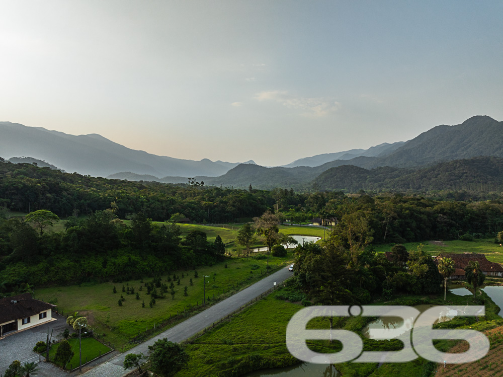 Descubra o privilégio de morar em um espaço onde a tranquilidade da natureza encontra o design sofisticado de uma residência moderna, tudo isso em Joinville, no bairro Pirabeiraba. Apresentamos uma propriedade, ideal para quem busca conforto, privacidade e a possibilidade de personalização em um imóvel único.

Composição do imóvel:

Número de Dormitórios: 6.
Banheiros: 3, modernos e bem equipados.
Garagem: Espaço coberto para 1 veículo e área descoberta com capacidade para até 5 carros adicionais.
Áreas de Lazer: Área de festas completa com churrasqueira, ideal para receber convidados e celebrar momentos especiais.
Ao entrar, você será recebido por uma sala ampla, que flui naturalmente para uma cozinha espaçosa e planejada, equipada com móveis modernos e práticos. A casa é avarandada, com uma laje ampla que oferece a possibilidade de construção de uma piscina, tornando-se o local ideal para relaxar enquanto se aprecia a vista das montanhas e do pasto verdejante ao fundo.

O piso térreo abriga uma área de festa com churrasqueira completa, um banheiro e cozinha, podendo facilmente ser adaptado para uma segunda morada ou ponto comercial, dependendo das suas necessidades. A propriedade é totalmente murada e possui portão eletrônico, garantindo privacidade e segurança.

Esta casa é perfeita para famílias grandes ou para quem deseja um amplo espaço para hospedar amigos e familiares. O imóvel é ainda mais valorizado por sua localização privilegiada, com fácil acesso a transporte público, escolas, hospitais e outros serviços essenciais. A rua pavimentada facilita o acesso e a movimentação pela área.

Para quem busca um lar que combine tranquilidade, espaço e beleza natural, esta residência em Joinville é a escolha ideal. Estamos abertos a permutas na região e consideramos parcelamento em condições facilitadas. Venha conhecer e se encantar com cada detalhe pensado para o seu bem-estar e conforto!
 
636 NEGÓCIOS IMOBILIÁRIOS: A SUA MELHOR ESCOLHA
Com mais de 30 anos de experiência, a 636 Negócios Imobiliários é sua parceira ideal para encontrar o imóvel perfeito. Estamos prontos para ajudá-lo a fazer deste imóvel o seu novo lar.
 
Telefone: (47) 3451-0636
WhatsApp: (47) 99190-0636
 
Não perca esta oportunidade única. Visite nosso site para mais informações: i636.com.br