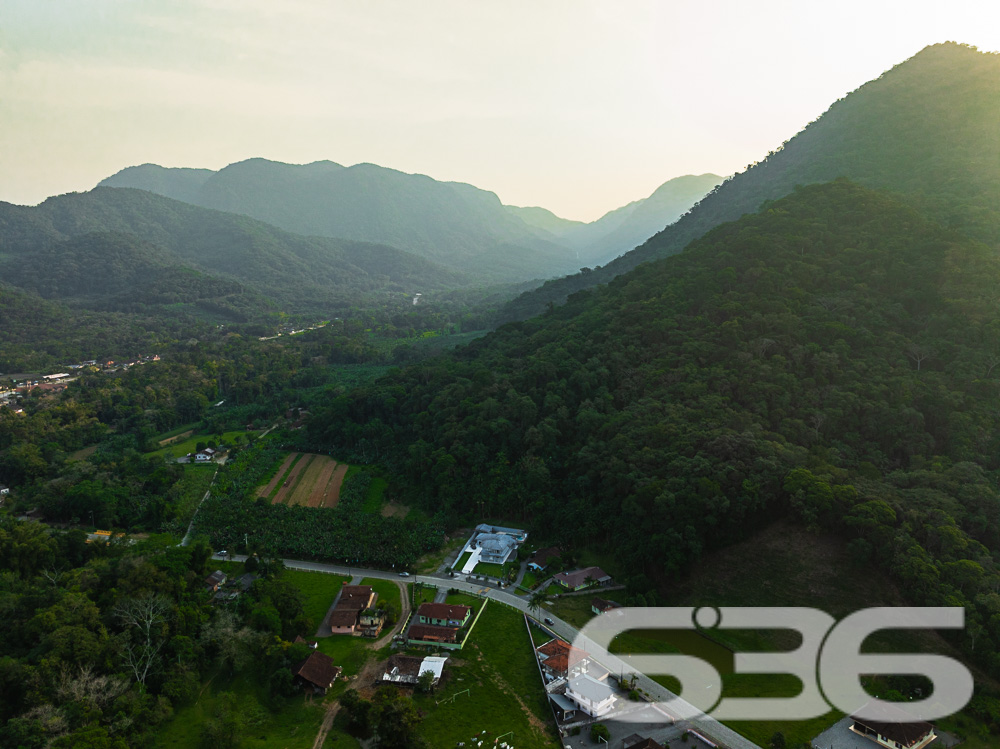 Descubra o privilégio de morar em um espaço onde a tranquilidade da natureza encontra o design sofisticado de uma residência moderna, tudo isso em Joinville, no bairro Pirabeiraba. Apresentamos uma propriedade, ideal para quem busca conforto, privacidade e a possibilidade de personalização em um imóvel único.

Composição do imóvel:

Número de Dormitórios: 6.
Banheiros: 3, modernos e bem equipados.
Garagem: Espaço coberto para 1 veículo e área descoberta com capacidade para até 5 carros adicionais.
Áreas de Lazer: Área de festas completa com churrasqueira, ideal para receber convidados e celebrar momentos especiais.
Ao entrar, você será recebido por uma sala ampla, que flui naturalmente para uma cozinha espaçosa e planejada, equipada com móveis modernos e práticos. A casa é avarandada, com uma laje ampla que oferece a possibilidade de construção de uma piscina, tornando-se o local ideal para relaxar enquanto se aprecia a vista das montanhas e do pasto verdejante ao fundo.

O piso térreo abriga uma área de festa com churrasqueira completa, um banheiro e cozinha, podendo facilmente ser adaptado para uma segunda morada ou ponto comercial, dependendo das suas necessidades. A propriedade é totalmente murada e possui portão eletrônico, garantindo privacidade e segurança.

Esta casa é perfeita para famílias grandes ou para quem deseja um amplo espaço para hospedar amigos e familiares. O imóvel é ainda mais valorizado por sua localização privilegiada, com fácil acesso a transporte público, escolas, hospitais e outros serviços essenciais. A rua pavimentada facilita o acesso e a movimentação pela área.

Para quem busca um lar que combine tranquilidade, espaço e beleza natural, esta residência em Joinville é a escolha ideal. Estamos abertos a permutas na região e consideramos parcelamento em condições facilitadas. Venha conhecer e se encantar com cada detalhe pensado para o seu bem-estar e conforto!
 
636 NEGÓCIOS IMOBILIÁRIOS: A SUA MELHOR ESCOLHA
Com mais de 30 anos de experiência, a 636 Negócios Imobiliários é sua parceira ideal para encontrar o imóvel perfeito. Estamos prontos para ajudá-lo a fazer deste imóvel o seu novo lar.
 
Telefone: (47) 3451-0636
WhatsApp: (47) 99190-0636
 
Não perca esta oportunidade única. Visite nosso site para mais informações: i636.com.br