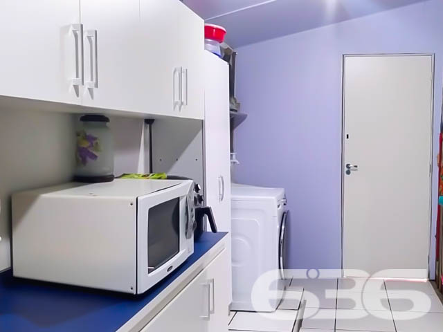 Uma residência que encanta, localizada no coração de Paranaguamirim
Descubra seu novo lar nesta residência térrea, idealmente situada no bairro de Paranaguamirim, em Joinville. Oferecendo um estilo de vida tranquilo e familiar, este imóvel de 106m² de área construída em um terreno plano de 240m² é uma oportunidade perfeita para quem busca conforto e praticidade.
Este imóvel destaca-se pelo seu ambiente acolhedor e prático, onde cada espaço foi pensado para o bem-estar dos seus moradores. A sala de estar é ampla e recebe boa iluminação natural, criando um ambiente perfeito para relaxar e entreter visitas. A cozinha, prática e funcional, vem equipada com móveis planejados de alta qualidade, oferecendo todo o necessário para o preparo de refeições e organização diária.
Os dois dormitórios são aconchegantes, ideais para um descanso tranquilo, e contam com a comodidade de ar-condicionado instalado, essencial para os dias mais quentes. O banheiro é moderno e possui um acabamento de excelente gosto. Além disso, a casa inclui uma área de serviço bem dimensionada, facilitando a organização das tarefas domésticas.
Uma das joias deste lar é a área externa com churrasqueira, perfeita para confraternizações e momentos de lazer com amigos e família. A garagem coberta assegura comodidade e segurança para seus veículos.
O imóvel proporciona uma atmosfera de tranquilidade, ao mesmo tempo que está próximo de vias de acesso, escolas, hospitais e serviços essenciais, tornando o dia a dia mais prático e dinâmico.
Este lar é perfeito para quem busca um ambiente tranquilo e acolhedor para crescer e criar memórias inesquecíveis. Animais de estimação? São bem-vindos, tornando este o lar ideal para todos os membros da família. Com acesso fácil à internet e localizado próximo a transportes públicos, este imóvel não só atende às suas necessidades, mas também antecipa seus desejos.
Na 636 Negócios Imobiliários, sabemos que a escolha de um lar vai além dos tijolos e do cimento; trata-se de construir sonhos e criar futuros. Permita-se encantar por este espaço que promete ser o cenário de muitos capítulos felizes de sua vida. Agende sua visita e venha conhecer o potencial completo desta residência!
636 NEGÓCIOS IMOBILIÁRIOS: A SUA MELHOR ESCOLHA
Com mais de 30 anos de experiência, a 636 Negócios Imobiliários é sua parceira ideal para encontrar o imóvel perfeito. Estamos prontos para ajudá-lo a fazer deste imóvel o seu novo lar.
Telefone: (47) 3451-0636
WhatsApp: (47) 99190-0636
Não perca esta oportunidade única. Visite nosso site para mais informações: i636.com.br