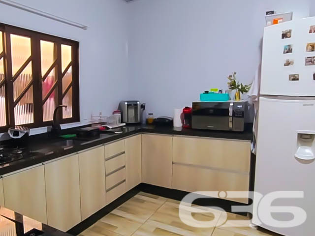 Uma residência que encanta, localizada no coração de Paranaguamirim
Descubra seu novo lar nesta residência térrea, idealmente situada no bairro de Paranaguamirim, em Joinville. Oferecendo um estilo de vida tranquilo e familiar, este imóvel de 106m² de área construída em um terreno plano de 240m² é uma oportunidade perfeita para quem busca conforto e praticidade.
Este imóvel destaca-se pelo seu ambiente acolhedor e prático, onde cada espaço foi pensado para o bem-estar dos seus moradores. A sala de estar é ampla e recebe boa iluminação natural, criando um ambiente perfeito para relaxar e entreter visitas. A cozinha, prática e funcional, vem equipada com móveis planejados de alta qualidade, oferecendo todo o necessário para o preparo de refeições e organização diária.
Os dois dormitórios são aconchegantes, ideais para um descanso tranquilo, e contam com a comodidade de ar-condicionado instalado, essencial para os dias mais quentes. O banheiro é moderno e possui um acabamento de excelente gosto. Além disso, a casa inclui uma área de serviço bem dimensionada, facilitando a organização das tarefas domésticas.
Uma das joias deste lar é a área externa com churrasqueira, perfeita para confraternizações e momentos de lazer com amigos e família. A garagem coberta assegura comodidade e segurança para seus veículos.
O imóvel proporciona uma atmosfera de tranquilidade, ao mesmo tempo que está próximo de vias de acesso, escolas, hospitais e serviços essenciais, tornando o dia a dia mais prático e dinâmico.
Este lar é perfeito para quem busca um ambiente tranquilo e acolhedor para crescer e criar memórias inesquecíveis. Animais de estimação? São bem-vindos, tornando este o lar ideal para todos os membros da família. Com acesso fácil à internet e localizado próximo a transportes públicos, este imóvel não só atende às suas necessidades, mas também antecipa seus desejos.
Na 636 Negócios Imobiliários, sabemos que a escolha de um lar vai além dos tijolos e do cimento; trata-se de construir sonhos e criar futuros. Permita-se encantar por este espaço que promete ser o cenário de muitos capítulos felizes de sua vida. Agende sua visita e venha conhecer o potencial completo desta residência!
636 NEGÓCIOS IMOBILIÁRIOS: A SUA MELHOR ESCOLHA
Com mais de 30 anos de experiência, a 636 Negócios Imobiliários é sua parceira ideal para encontrar o imóvel perfeito. Estamos prontos para ajudá-lo a fazer deste imóvel o seu novo lar.
Telefone: (47) 3451-0636
WhatsApp: (47) 99190-0636
Não perca esta oportunidade única. Visite nosso site para mais informações: i636.com.br