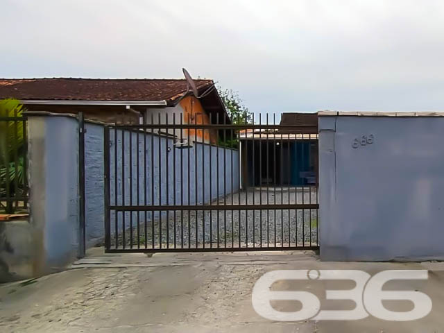 Uma residência que encanta, localizada no coração de Paranaguamirim
Descubra seu novo lar nesta residência térrea, idealmente situada no bairro de Paranaguamirim, em Joinville. Oferecendo um estilo de vida tranquilo e familiar, este imóvel de 106m² de área construída em um terreno plano de 240m² é uma oportunidade perfeita para quem busca conforto e praticidade.
Este imóvel destaca-se pelo seu ambiente acolhedor e prático, onde cada espaço foi pensado para o bem-estar dos seus moradores. A sala de estar é ampla e recebe boa iluminação natural, criando um ambiente perfeito para relaxar e entreter visitas. A cozinha, prática e funcional, vem equipada com móveis planejados de alta qualidade, oferecendo todo o necessário para o preparo de refeições e organização diária.
Os dois dormitórios são aconchegantes, ideais para um descanso tranquilo, e contam com a comodidade de ar-condicionado instalado, essencial para os dias mais quentes. O banheiro é moderno e possui um acabamento de excelente gosto. Além disso, a casa inclui uma área de serviço bem dimensionada, facilitando a organização das tarefas domésticas.
Uma das joias deste lar é a área externa com churrasqueira, perfeita para confraternizações e momentos de lazer com amigos e família. A garagem coberta assegura comodidade e segurança para seus veículos.
O imóvel proporciona uma atmosfera de tranquilidade, ao mesmo tempo que está próximo de vias de acesso, escolas, hospitais e serviços essenciais, tornando o dia a dia mais prático e dinâmico.
Este lar é perfeito para quem busca um ambiente tranquilo e acolhedor para crescer e criar memórias inesquecíveis. Animais de estimação? São bem-vindos, tornando este o lar ideal para todos os membros da família. Com acesso fácil à internet e localizado próximo a transportes públicos, este imóvel não só atende às suas necessidades, mas também antecipa seus desejos.
Na 636 Negócios Imobiliários, sabemos que a escolha de um lar vai além dos tijolos e do cimento; trata-se de construir sonhos e criar futuros. Permita-se encantar por este espaço que promete ser o cenário de muitos capítulos felizes de sua vida. Agende sua visita e venha conhecer o potencial completo desta residência!
636 NEGÓCIOS IMOBILIÁRIOS: A SUA MELHOR ESCOLHA
Com mais de 30 anos de experiência, a 636 Negócios Imobiliários é sua parceira ideal para encontrar o imóvel perfeito. Estamos prontos para ajudá-lo a fazer deste imóvel o seu novo lar.
Telefone: (47) 3451-0636
WhatsApp: (47) 99190-0636
Não perca esta oportunidade única. Visite nosso site para mais informações: i636.com.br