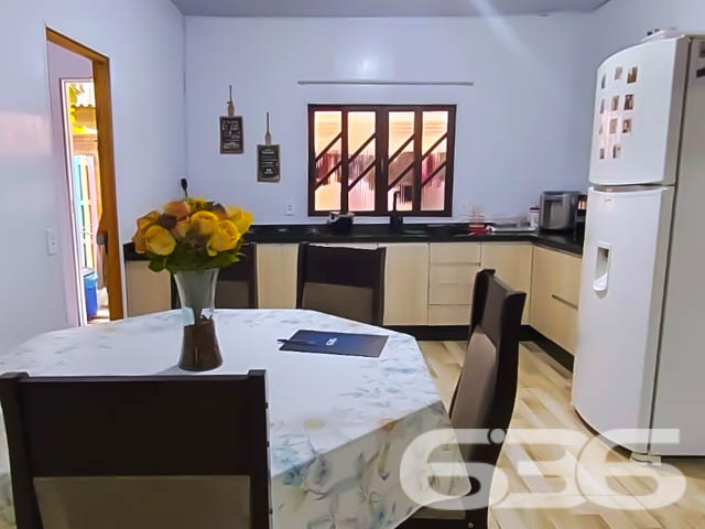 Uma residência que encanta, localizada no coração de Paranaguamirim
Descubra seu novo lar nesta residência térrea, idealmente situada no bairro de Paranaguamirim, em Joinville. Oferecendo um estilo de vida tranquilo e familiar, este imóvel de 106m² de área construída em um terreno plano de 240m² é uma oportunidade perfeita para quem busca conforto e praticidade.
Este imóvel destaca-se pelo seu ambiente acolhedor e prático, onde cada espaço foi pensado para o bem-estar dos seus moradores. A sala de estar é ampla e recebe boa iluminação natural, criando um ambiente perfeito para relaxar e entreter visitas. A cozinha, prática e funcional, vem equipada com móveis planejados de alta qualidade, oferecendo todo o necessário para o preparo de refeições e organização diária.
Os dois dormitórios são aconchegantes, ideais para um descanso tranquilo, e contam com a comodidade de ar-condicionado instalado, essencial para os dias mais quentes. O banheiro é moderno e possui um acabamento de excelente gosto. Além disso, a casa inclui uma área de serviço bem dimensionada, facilitando a organização das tarefas domésticas.
Uma das joias deste lar é a área externa com churrasqueira, perfeita para confraternizações e momentos de lazer com amigos e família. A garagem coberta assegura comodidade e segurança para seus veículos.
O imóvel proporciona uma atmosfera de tranquilidade, ao mesmo tempo que está próximo de vias de acesso, escolas, hospitais e serviços essenciais, tornando o dia a dia mais prático e dinâmico.
Este lar é perfeito para quem busca um ambiente tranquilo e acolhedor para crescer e criar memórias inesquecíveis. Animais de estimação? São bem-vindos, tornando este o lar ideal para todos os membros da família. Com acesso fácil à internet e localizado próximo a transportes públicos, este imóvel não só atende às suas necessidades, mas também antecipa seus desejos.
Na 636 Negócios Imobiliários, sabemos que a escolha de um lar vai além dos tijolos e do cimento; trata-se de construir sonhos e criar futuros. Permita-se encantar por este espaço que promete ser o cenário de muitos capítulos felizes de sua vida. Agende sua visita e venha conhecer o potencial completo desta residência!
636 NEGÓCIOS IMOBILIÁRIOS: A SUA MELHOR ESCOLHA
Com mais de 30 anos de experiência, a 636 Negócios Imobiliários é sua parceira ideal para encontrar o imóvel perfeito. Estamos prontos para ajudá-lo a fazer deste imóvel o seu novo lar.
Telefone: (47) 3451-0636
WhatsApp: (47) 99190-0636
Não perca esta oportunidade única. Visite nosso site para mais informações: i636.com.br