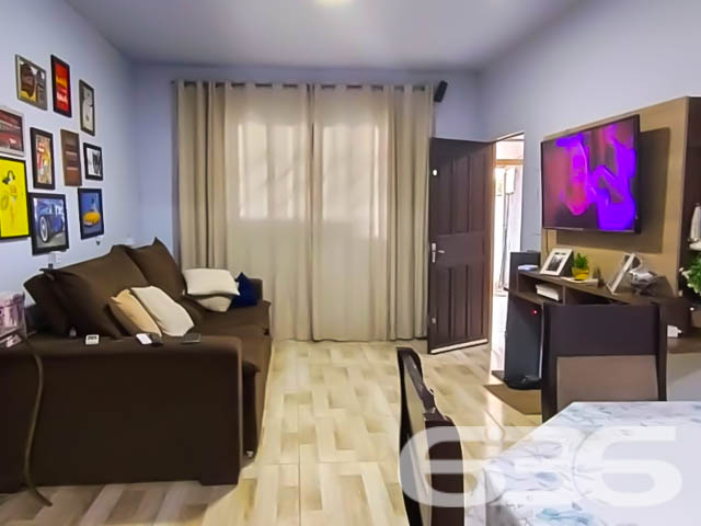 Uma residência que encanta, localizada no coração de Paranaguamirim
Descubra seu novo lar nesta residência térrea, idealmente situada no bairro de Paranaguamirim, em Joinville. Oferecendo um estilo de vida tranquilo e familiar, este imóvel de 106m² de área construída em um terreno plano de 240m² é uma oportunidade perfeita para quem busca conforto e praticidade.
Este imóvel destaca-se pelo seu ambiente acolhedor e prático, onde cada espaço foi pensado para o bem-estar dos seus moradores. A sala de estar é ampla e recebe boa iluminação natural, criando um ambiente perfeito para relaxar e entreter visitas. A cozinha, prática e funcional, vem equipada com móveis planejados de alta qualidade, oferecendo todo o necessário para o preparo de refeições e organização diária.
Os dois dormitórios são aconchegantes, ideais para um descanso tranquilo, e contam com a comodidade de ar-condicionado instalado, essencial para os dias mais quentes. O banheiro é moderno e possui um acabamento de excelente gosto. Além disso, a casa inclui uma área de serviço bem dimensionada, facilitando a organização das tarefas domésticas.
Uma das joias deste lar é a área externa com churrasqueira, perfeita para confraternizações e momentos de lazer com amigos e família. A garagem coberta assegura comodidade e segurança para seus veículos.
O imóvel proporciona uma atmosfera de tranquilidade, ao mesmo tempo que está próximo de vias de acesso, escolas, hospitais e serviços essenciais, tornando o dia a dia mais prático e dinâmico.
Este lar é perfeito para quem busca um ambiente tranquilo e acolhedor para crescer e criar memórias inesquecíveis. Animais de estimação? São bem-vindos, tornando este o lar ideal para todos os membros da família. Com acesso fácil à internet e localizado próximo a transportes públicos, este imóvel não só atende às suas necessidades, mas também antecipa seus desejos.
Na 636 Negócios Imobiliários, sabemos que a escolha de um lar vai além dos tijolos e do cimento; trata-se de construir sonhos e criar futuros. Permita-se encantar por este espaço que promete ser o cenário de muitos capítulos felizes de sua vida. Agende sua visita e venha conhecer o potencial completo desta residência!
636 NEGÓCIOS IMOBILIÁRIOS: A SUA MELHOR ESCOLHA
Com mais de 30 anos de experiência, a 636 Negócios Imobiliários é sua parceira ideal para encontrar o imóvel perfeito. Estamos prontos para ajudá-lo a fazer deste imóvel o seu novo lar.
Telefone: (47) 3451-0636
WhatsApp: (47) 99190-0636
Não perca esta oportunidade única. Visite nosso site para mais informações: i636.com.br
