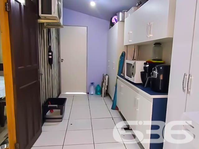 Uma residência que encanta, localizada no coração de Paranaguamirim
Descubra seu novo lar nesta residência térrea, idealmente situada no bairro de Paranaguamirim, em Joinville. Oferecendo um estilo de vida tranquilo e familiar, este imóvel de 106m² de área construída em um terreno plano de 240m² é uma oportunidade perfeita para quem busca conforto e praticidade.
Este imóvel destaca-se pelo seu ambiente acolhedor e prático, onde cada espaço foi pensado para o bem-estar dos seus moradores. A sala de estar é ampla e recebe boa iluminação natural, criando um ambiente perfeito para relaxar e entreter visitas. A cozinha, prática e funcional, vem equipada com móveis planejados de alta qualidade, oferecendo todo o necessário para o preparo de refeições e organização diária.
Os dois dormitórios são aconchegantes, ideais para um descanso tranquilo, e contam com a comodidade de ar-condicionado instalado, essencial para os dias mais quentes. O banheiro é moderno e possui um acabamento de excelente gosto. Além disso, a casa inclui uma área de serviço bem dimensionada, facilitando a organização das tarefas domésticas.
Uma das joias deste lar é a área externa com churrasqueira, perfeita para confraternizações e momentos de lazer com amigos e família. A garagem coberta assegura comodidade e segurança para seus veículos.
O imóvel proporciona uma atmosfera de tranquilidade, ao mesmo tempo que está próximo de vias de acesso, escolas, hospitais e serviços essenciais, tornando o dia a dia mais prático e dinâmico.
Este lar é perfeito para quem busca um ambiente tranquilo e acolhedor para crescer e criar memórias inesquecíveis. Animais de estimação? São bem-vindos, tornando este o lar ideal para todos os membros da família. Com acesso fácil à internet e localizado próximo a transportes públicos, este imóvel não só atende às suas necessidades, mas também antecipa seus desejos.
Na 636 Negócios Imobiliários, sabemos que a escolha de um lar vai além dos tijolos e do cimento; trata-se de construir sonhos e criar futuros. Permita-se encantar por este espaço que promete ser o cenário de muitos capítulos felizes de sua vida. Agende sua visita e venha conhecer o potencial completo desta residência!
636 NEGÓCIOS IMOBILIÁRIOS: A SUA MELHOR ESCOLHA
Com mais de 30 anos de experiência, a 636 Negócios Imobiliários é sua parceira ideal para encontrar o imóvel perfeito. Estamos prontos para ajudá-lo a fazer deste imóvel o seu novo lar.
Telefone: (47) 3451-0636
WhatsApp: (47) 99190-0636
Não perca esta oportunidade única. Visite nosso site para mais informações: i636.com.br