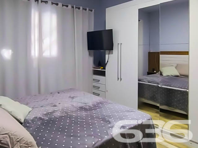 Uma residência que encanta, localizada no coração de Paranaguamirim
Descubra seu novo lar nesta residência térrea, idealmente situada no bairro de Paranaguamirim, em Joinville. Oferecendo um estilo de vida tranquilo e familiar, este imóvel de 106m² de área construída em um terreno plano de 240m² é uma oportunidade perfeita para quem busca conforto e praticidade.
Este imóvel destaca-se pelo seu ambiente acolhedor e prático, onde cada espaço foi pensado para o bem-estar dos seus moradores. A sala de estar é ampla e recebe boa iluminação natural, criando um ambiente perfeito para relaxar e entreter visitas. A cozinha, prática e funcional, vem equipada com móveis planejados de alta qualidade, oferecendo todo o necessário para o preparo de refeições e organização diária.
Os dois dormitórios são aconchegantes, ideais para um descanso tranquilo, e contam com a comodidade de ar-condicionado instalado, essencial para os dias mais quentes. O banheiro é moderno e possui um acabamento de excelente gosto. Além disso, a casa inclui uma área de serviço bem dimensionada, facilitando a organização das tarefas domésticas.
Uma das joias deste lar é a área externa com churrasqueira, perfeita para confraternizações e momentos de lazer com amigos e família. A garagem coberta assegura comodidade e segurança para seus veículos.
O imóvel proporciona uma atmosfera de tranquilidade, ao mesmo tempo que está próximo de vias de acesso, escolas, hospitais e serviços essenciais, tornando o dia a dia mais prático e dinâmico.
Este lar é perfeito para quem busca um ambiente tranquilo e acolhedor para crescer e criar memórias inesquecíveis. Animais de estimação? São bem-vindos, tornando este o lar ideal para todos os membros da família. Com acesso fácil à internet e localizado próximo a transportes públicos, este imóvel não só atende às suas necessidades, mas também antecipa seus desejos.
Na 636 Negócios Imobiliários, sabemos que a escolha de um lar vai além dos tijolos e do cimento; trata-se de construir sonhos e criar futuros. Permita-se encantar por este espaço que promete ser o cenário de muitos capítulos felizes de sua vida. Agende sua visita e venha conhecer o potencial completo desta residência!
636 NEGÓCIOS IMOBILIÁRIOS: A SUA MELHOR ESCOLHA
Com mais de 30 anos de experiência, a 636 Negócios Imobiliários é sua parceira ideal para encontrar o imóvel perfeito. Estamos prontos para ajudá-lo a fazer deste imóvel o seu novo lar.
Telefone: (47) 3451-0636
WhatsApp: (47) 99190-0636
Não perca esta oportunidade única. Visite nosso site para mais informações: i636.com.br