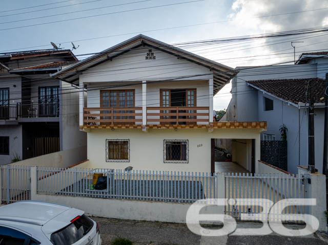 Descubra o Potencial e Versatilidade de Seu Próximo Lar em Joinville
Localizado no tranquilo bairro Boa Vista em Joinville-SC, este sobrado único e versátil apresenta-se como uma oportunidade ideal tanto para famílias quanto para investidores, graças à sua capacidade de ser transformado em duas moradias independentes ou até mesmo em um estabelecimento comercial
Características do Imóvel:
Área Construída: 168m².
Composição: 6 dormitórios, 3 banheiros completos; 2 cozinhas amplas; 2 salas de estar aconchegantes.
Garagem: Espaço coberto para 1 veículo e adicional descoberto para outro.
Extras: Churrasqueira para seus eventos familiares, portão eletrônico para segurança e privacidade, além de toda a propriedade ser murada ou cercada.
A estrutura do imóvel é dividida em duas plantas distintas, cada uma com entradas independentes, oferecendo a possibilidade de configurá-las como duas moradias separadas ou como um amplo espaço unificado. A planta superior conta com uma suíte, dois quartos adicionais, cozinha, sala, banheiro social e lavanderia, ideal para privacidade e conforto. Já a planta térrea dispõe de três quartos, uma sala espaçosa, cozinha com copa e uma segunda lavanderia, perfeita para facilitar o dia a dia de sua família ou para adaptar em um espaço comercial.
Vantagens da Localização:
Conectividade: Localizado em uma rua pavimentada, o imóvel está próximo a vias de acesso, transporte público, escolas, hospitais e serviços públicos essenciais.
Comodidades: A poucos minutos de shopping centers e áreas comerciais, oferecendo conveniência e entretenimento para toda a família.
Este sobrado é mais do que um lar; é uma oportunidade para criar momentos inesquecíveis ou visualizar um potencial comercial num dos bairros mais tranquilos e acessíveis de Joinville. Se você está buscando uma propriedade que ofereça flexibilidade, conforto e excelente localização, este imóvel merece sua atenção.
Convide a tranquilidade para sua vida. Agende uma visita e venha conhecer o potencial completo deste imóvel único em Joinville.
Com a 636 Negócios Imobiliários, você descobre que a chave dos seus sonhos está mais próxima do que imagina.
636 NEGÓCIOS IMOBILIÁRIOS: A SUA MELHOR ESCOLHA
Com mais de 30 anos de experiência, a 636 Negócios Imobiliários é sua parceira ideal para encontrar o imóvel perfeito. Estamos prontos para ajudá-lo a fazer deste imóvel o seu novo lar.
Telefone: (47) 3451-0636
WhatsApp: (47) 99190-0636
Não perca esta oportunidade única. Visite nosso site para mais informações: i636.com.br