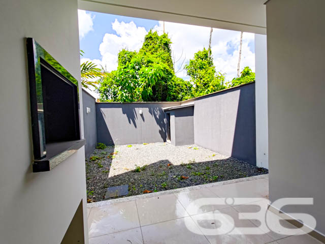 Se você busca conforto, modernidade e uma localização privilegiada, este sobrado geminado é o imóvel ideal para sua família. Localizado no bairro Bom Retiro, em Joinville (SC), esse imóvel conta com uma estrutura contemporânea, que combina amplitude e excelente aproveitamento dos espaços. Estuda permuta.

Composição do imóvel: 

3 dormitórios
1 suíte, oferecendo espaço ideal para o descanso e privacidade
3 banheiros, que garantem comodidade para toda a família
Sala de estar e sala de jantar integradas, projetadas para receber amigos e familiares com conforto
Cozinha e copa conjugadas, criando um ambiente prático e acolhedor para as refeições do dia a dia
Lavabo prático para atender às visitas
Área de serviço separada, garantindo organização

Detalhes de Acabamento e Conforto:

Churrasqueira privativa, perfeita para momentos de lazer e celebrações.
Portão eletrônico, que oferece segurança e facilidade de acesso.
Ambientes iluminados e arejados: Janelas amplas que trazem luz natural e vistas agradáveis do entorno, como visto nas fotos. A luz que invade cada espaço destaca os acabamentos neutros e o piso em madeira, proporcionando um toque de sofisticação.

Localização Estratégica: Situado no bairro Bom Retiro, este sobrado oferece uma localização privilegiada. A poucos minutos de vias de acesso, transporte público e grandes centros comerciais, você terá toda a conveniência de estar próximo a serviços essenciais e lazer.

Se você procura um imóvel que ofereça um equilíbrio perfeito entre localização, conforto e modernidade, esta é a oportunidade que não pode deixar passar. Agende sua visita agora mesmo e venha se encantar com cada detalhe deste sobrado geminado que combina segurança, praticidade e um design pensado para o bem-estar da sua família!
 
636 NEGÓCIOS IMOBILIÁRIOS: A SUA MELHOR ESCOLHA
Com mais de 30 anos de experiência, a 636 Negócios Imobiliários é sua parceira ideal para encontrar o imóvel perfeito. Estamos prontos para ajudá-lo a fazer deste imóvel o seu novo lar.
 
Telefone: (47) 3451-0636
WhatsApp: (47) 99190-0636
 
Não perca esta oportunidade única. Visite nosso site para mais informações: i636.com.br
