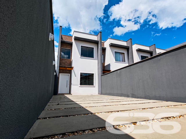 Se você busca conforto, modernidade e uma localização privilegiada, este sobrado geminado é o imóvel ideal para sua família. Localizado no bairro Bom Retiro, em Joinville (SC), esse imóvel conta com uma estrutura contemporânea, que combina amplitude e excelente aproveitamento dos espaços. Estuda permuta.

Composição do imóvel: 

3 dormitórios
1 suíte, oferecendo espaço ideal para o descanso e privacidade
3 banheiros, que garantem comodidade para toda a família
Sala de estar e sala de jantar integradas, projetadas para receber amigos e familiares com conforto
Cozinha e copa conjugadas, criando um ambiente prático e acolhedor para as refeições do dia a dia
Lavabo prático para atender às visitas
Área de serviço separada, garantindo organização

Detalhes de Acabamento e Conforto:

Churrasqueira privativa, perfeita para momentos de lazer e celebrações.
Portão eletrônico, que oferece segurança e facilidade de acesso.
Ambientes iluminados e arejados: Janelas amplas que trazem luz natural e vistas agradáveis do entorno, como visto nas fotos. A luz que invade cada espaço destaca os acabamentos neutros e o piso em madeira, proporcionando um toque de sofisticação.

Localização Estratégica: Situado no bairro Bom Retiro, este sobrado oferece uma localização privilegiada. A poucos minutos de vias de acesso, transporte público e grandes centros comerciais, você terá toda a conveniência de estar próximo a serviços essenciais e lazer.

Se você procura um imóvel que ofereça um equilíbrio perfeito entre localização, conforto e modernidade, esta é a oportunidade que não pode deixar passar. Agende sua visita agora mesmo e venha se encantar com cada detalhe deste sobrado geminado que combina segurança, praticidade e um design pensado para o bem-estar da sua família!
 
636 NEGÓCIOS IMOBILIÁRIOS: A SUA MELHOR ESCOLHA
Com mais de 30 anos de experiência, a 636 Negócios Imobiliários é sua parceira ideal para encontrar o imóvel perfeito. Estamos prontos para ajudá-lo a fazer deste imóvel o seu novo lar.
 
Telefone: (47) 3451-0636
WhatsApp: (47) 99190-0636
 
Não perca esta oportunidade única. Visite nosso site para mais informações: i636.com.br
