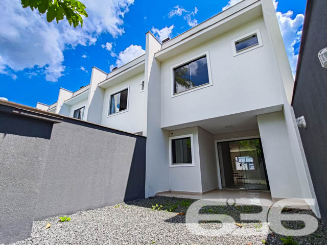 Se você busca conforto, modernidade e uma localização privilegiada, este sobrado geminado é o imóvel ideal para sua família. Localizado no bairro Bom Retiro, em Joinville (SC), esse imóvel conta com uma estrutura contemporânea, que combina amplitude e excelente aproveitamento dos espaços. Estuda permuta.

Composição do imóvel: 

3 dormitórios
1 suíte, oferecendo espaço ideal para o descanso e privacidade
3 banheiros, que garantem comodidade para toda a família
Sala de estar e sala de jantar integradas, projetadas para receber amigos e familiares com conforto
Cozinha e copa conjugadas, criando um ambiente prático e acolhedor para as refeições do dia a dia
Lavabo prático para atender às visitas
Área de serviço separada, garantindo organização

Detalhes de Acabamento e Conforto:

Churrasqueira privativa, perfeita para momentos de lazer e celebrações.
Portão eletrônico, que oferece segurança e facilidade de acesso.
Ambientes iluminados e arejados: Janelas amplas que trazem luz natural e vistas agradáveis do entorno, como visto nas fotos. A luz que invade cada espaço destaca os acabamentos neutros e o piso em madeira, proporcionando um toque de sofisticação.

Localização Estratégica: Situado no bairro Bom Retiro, este sobrado oferece uma localização privilegiada. A poucos minutos de vias de acesso, transporte público e grandes centros comerciais, você terá toda a conveniência de estar próximo a serviços essenciais e lazer.

Se você procura um imóvel que ofereça um equilíbrio perfeito entre localização, conforto e modernidade, esta é a oportunidade que não pode deixar passar. Agende sua visita agora mesmo e venha se encantar com cada detalhe deste sobrado geminado que combina segurança, praticidade e um design pensado para o bem-estar da sua família!
 
636 NEGÓCIOS IMOBILIÁRIOS: A SUA MELHOR ESCOLHA
Com mais de 30 anos de experiência, a 636 Negócios Imobiliários é sua parceira ideal para encontrar o imóvel perfeito. Estamos prontos para ajudá-lo a fazer deste imóvel o seu novo lar.
 
Telefone: (47) 3451-0636
WhatsApp: (47) 99190-0636
 
Não perca esta oportunidade única. Visite nosso site para mais informações: i636.com.br
