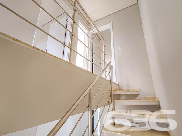 Se você busca conforto, modernidade e uma localização privilegiada, este sobrado geminado é o imóvel ideal para sua família. Localizado no bairro Bom Retiro, em Joinville (SC), esse imóvel conta com uma estrutura contemporânea, que combina amplitude e excelente aproveitamento dos espaços. Estuda permuta.

Composição do imóvel: 

3 dormitórios
1 suíte, oferecendo espaço ideal para o descanso e privacidade
3 banheiros, que garantem comodidade para toda a família
Sala de estar e sala de jantar integradas, projetadas para receber amigos e familiares com conforto
Cozinha e copa conjugadas, criando um ambiente prático e acolhedor para as refeições do dia a dia
Lavabo prático para atender às visitas
Área de serviço separada, garantindo organização

Detalhes de Acabamento e Conforto:

Churrasqueira privativa, perfeita para momentos de lazer e celebrações.
Portão eletrônico, que oferece segurança e facilidade de acesso.
Ambientes iluminados e arejados: Janelas amplas que trazem luz natural e vistas agradáveis do entorno, como visto nas fotos. A luz que invade cada espaço destaca os acabamentos neutros e o piso em madeira, proporcionando um toque de sofisticação.

Localização Estratégica: Situado no bairro Bom Retiro, este sobrado oferece uma localização privilegiada. A poucos minutos de vias de acesso, transporte público e grandes centros comerciais, você terá toda a conveniência de estar próximo a serviços essenciais e lazer.

Se você procura um imóvel que ofereça um equilíbrio perfeito entre localização, conforto e modernidade, esta é a oportunidade que não pode deixar passar. Agende sua visita agora mesmo e venha se encantar com cada detalhe deste sobrado geminado que combina segurança, praticidade e um design pensado para o bem-estar da sua família!
 
636 NEGÓCIOS IMOBILIÁRIOS: A SUA MELHOR ESCOLHA
Com mais de 30 anos de experiência, a 636 Negócios Imobiliários é sua parceira ideal para encontrar o imóvel perfeito. Estamos prontos para ajudá-lo a fazer deste imóvel o seu novo lar.
 
Telefone: (47) 3451-0636
WhatsApp: (47) 99190-0636
 
Não perca esta oportunidade única. Visite nosso site para mais informações: i636.com.br
