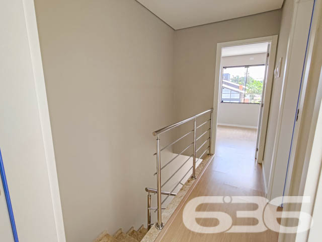 Se você busca conforto, modernidade e uma localização privilegiada, este sobrado geminado é o imóvel ideal para sua família. Localizado no bairro Bom Retiro, em Joinville (SC), esse imóvel conta com uma estrutura contemporânea, que combina amplitude e excelente aproveitamento dos espaços. Estuda permuta.

Composição do imóvel: 

3 dormitórios
1 suíte, oferecendo espaço ideal para o descanso e privacidade
3 banheiros, que garantem comodidade para toda a família
Sala de estar e sala de jantar integradas, projetadas para receber amigos e familiares com conforto
Cozinha e copa conjugadas, criando um ambiente prático e acolhedor para as refeições do dia a dia
Lavabo prático para atender às visitas
Área de serviço separada, garantindo organização

Detalhes de Acabamento e Conforto:

Churrasqueira privativa, perfeita para momentos de lazer e celebrações.
Portão eletrônico, que oferece segurança e facilidade de acesso.
Ambientes iluminados e arejados: Janelas amplas que trazem luz natural e vistas agradáveis do entorno, como visto nas fotos. A luz que invade cada espaço destaca os acabamentos neutros e o piso em madeira, proporcionando um toque de sofisticação.

Localização Estratégica: Situado no bairro Bom Retiro, este sobrado oferece uma localização privilegiada. A poucos minutos de vias de acesso, transporte público e grandes centros comerciais, você terá toda a conveniência de estar próximo a serviços essenciais e lazer.

Se você procura um imóvel que ofereça um equilíbrio perfeito entre localização, conforto e modernidade, esta é a oportunidade que não pode deixar passar. Agende sua visita agora mesmo e venha se encantar com cada detalhe deste sobrado geminado que combina segurança, praticidade e um design pensado para o bem-estar da sua família!
 
636 NEGÓCIOS IMOBILIÁRIOS: A SUA MELHOR ESCOLHA
Com mais de 30 anos de experiência, a 636 Negócios Imobiliários é sua parceira ideal para encontrar o imóvel perfeito. Estamos prontos para ajudá-lo a fazer deste imóvel o seu novo lar.
 
Telefone: (47) 3451-0636
WhatsApp: (47) 99190-0636
 
Não perca esta oportunidade única. Visite nosso site para mais informações: i636.com.br
