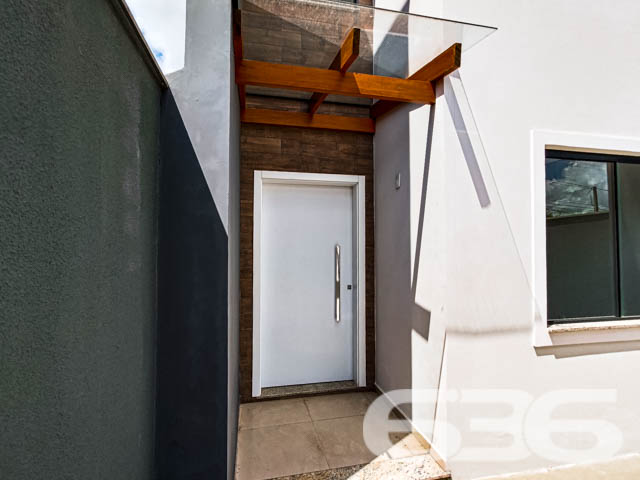 Se você busca conforto, modernidade e uma localização privilegiada, este sobrado geminado é o imóvel ideal para sua família. Localizado no bairro Bom Retiro, em Joinville (SC), esse imóvel conta com uma estrutura contemporânea, que combina amplitude e excelente aproveitamento dos espaços. Estuda permuta.

Composição do imóvel: 

3 dormitórios
1 suíte, oferecendo espaço ideal para o descanso e privacidade
3 banheiros, que garantem comodidade para toda a família
Sala de estar e sala de jantar integradas, projetadas para receber amigos e familiares com conforto
Cozinha e copa conjugadas, criando um ambiente prático e acolhedor para as refeições do dia a dia
Lavabo prático para atender às visitas
Área de serviço separada, garantindo organização

Detalhes de Acabamento e Conforto:

Churrasqueira privativa, perfeita para momentos de lazer e celebrações.
Portão eletrônico, que oferece segurança e facilidade de acesso.
Ambientes iluminados e arejados: Janelas amplas que trazem luz natural e vistas agradáveis do entorno, como visto nas fotos. A luz que invade cada espaço destaca os acabamentos neutros e o piso em madeira, proporcionando um toque de sofisticação.

Localização Estratégica: Situado no bairro Bom Retiro, este sobrado oferece uma localização privilegiada. A poucos minutos de vias de acesso, transporte público e grandes centros comerciais, você terá toda a conveniência de estar próximo a serviços essenciais e lazer.

Se você procura um imóvel que ofereça um equilíbrio perfeito entre localização, conforto e modernidade, esta é a oportunidade que não pode deixar passar. Agende sua visita agora mesmo e venha se encantar com cada detalhe deste sobrado geminado que combina segurança, praticidade e um design pensado para o bem-estar da sua família!
 
636 NEGÓCIOS IMOBILIÁRIOS: A SUA MELHOR ESCOLHA
Com mais de 30 anos de experiência, a 636 Negócios Imobiliários é sua parceira ideal para encontrar o imóvel perfeito. Estamos prontos para ajudá-lo a fazer deste imóvel o seu novo lar.
 
Telefone: (47) 3451-0636
WhatsApp: (47) 99190-0636
 
Não perca esta oportunidade única. Visite nosso site para mais informações: i636.com.br
