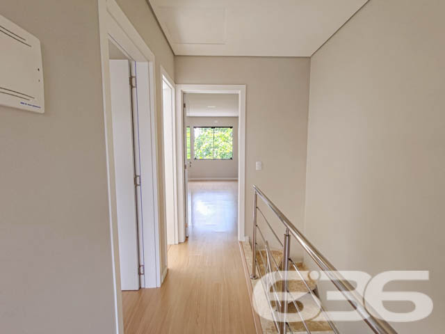 Se você busca conforto, modernidade e uma localização privilegiada, este sobrado geminado é o imóvel ideal para sua família. Localizado no bairro Bom Retiro, em Joinville (SC), esse imóvel conta com uma estrutura contemporânea, que combina amplitude e excelente aproveitamento dos espaços. Estuda permuta.

Composição do imóvel: 

3 dormitórios
1 suíte, oferecendo espaço ideal para o descanso e privacidade
3 banheiros, que garantem comodidade para toda a família
Sala de estar e sala de jantar integradas, projetadas para receber amigos e familiares com conforto
Cozinha e copa conjugadas, criando um ambiente prático e acolhedor para as refeições do dia a dia
Lavabo prático para atender às visitas
Área de serviço separada, garantindo organização

Detalhes de Acabamento e Conforto:

Churrasqueira privativa, perfeita para momentos de lazer e celebrações.
Portão eletrônico, que oferece segurança e facilidade de acesso.
Ambientes iluminados e arejados: Janelas amplas que trazem luz natural e vistas agradáveis do entorno, como visto nas fotos. A luz que invade cada espaço destaca os acabamentos neutros e o piso em madeira, proporcionando um toque de sofisticação.

Localização Estratégica: Situado no bairro Bom Retiro, este sobrado oferece uma localização privilegiada. A poucos minutos de vias de acesso, transporte público e grandes centros comerciais, você terá toda a conveniência de estar próximo a serviços essenciais e lazer.

Se você procura um imóvel que ofereça um equilíbrio perfeito entre localização, conforto e modernidade, esta é a oportunidade que não pode deixar passar. Agende sua visita agora mesmo e venha se encantar com cada detalhe deste sobrado geminado que combina segurança, praticidade e um design pensado para o bem-estar da sua família!
 
636 NEGÓCIOS IMOBILIÁRIOS: A SUA MELHOR ESCOLHA
Com mais de 30 anos de experiência, a 636 Negócios Imobiliários é sua parceira ideal para encontrar o imóvel perfeito. Estamos prontos para ajudá-lo a fazer deste imóvel o seu novo lar.
 
Telefone: (47) 3451-0636
WhatsApp: (47) 99190-0636
 
Não perca esta oportunidade única. Visite nosso site para mais informações: i636.com.br
