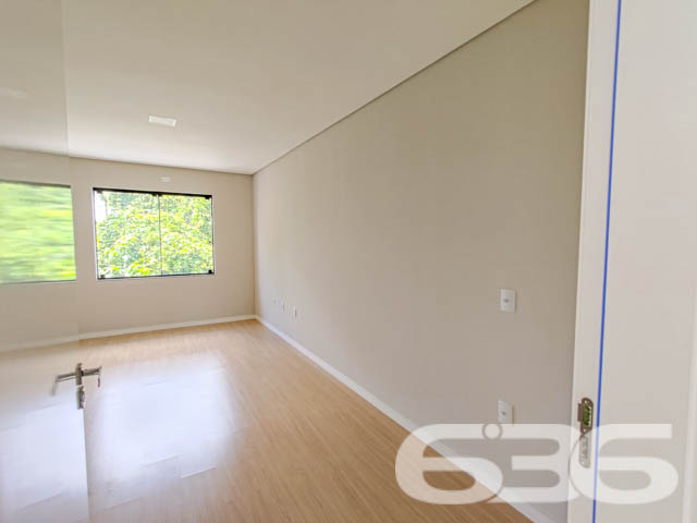 Se você busca conforto, modernidade e uma localização privilegiada, este sobrado geminado é o imóvel ideal para sua família. Localizado no bairro Bom Retiro, em Joinville (SC), esse imóvel conta com uma estrutura contemporânea, que combina amplitude e excelente aproveitamento dos espaços. Estuda permuta.

Composição do imóvel: 

3 dormitórios
1 suíte, oferecendo espaço ideal para o descanso e privacidade
3 banheiros, que garantem comodidade para toda a família
Sala de estar e sala de jantar integradas, projetadas para receber amigos e familiares com conforto
Cozinha e copa conjugadas, criando um ambiente prático e acolhedor para as refeições do dia a dia
Lavabo prático para atender às visitas
Área de serviço separada, garantindo organização

Detalhes de Acabamento e Conforto:

Churrasqueira privativa, perfeita para momentos de lazer e celebrações.
Portão eletrônico, que oferece segurança e facilidade de acesso.
Ambientes iluminados e arejados: Janelas amplas que trazem luz natural e vistas agradáveis do entorno, como visto nas fotos. A luz que invade cada espaço destaca os acabamentos neutros e o piso em madeira, proporcionando um toque de sofisticação.

Localização Estratégica: Situado no bairro Bom Retiro, este sobrado oferece uma localização privilegiada. A poucos minutos de vias de acesso, transporte público e grandes centros comerciais, você terá toda a conveniência de estar próximo a serviços essenciais e lazer.

Se você procura um imóvel que ofereça um equilíbrio perfeito entre localização, conforto e modernidade, esta é a oportunidade que não pode deixar passar. Agende sua visita agora mesmo e venha se encantar com cada detalhe deste sobrado geminado que combina segurança, praticidade e um design pensado para o bem-estar da sua família!
 
636 NEGÓCIOS IMOBILIÁRIOS: A SUA MELHOR ESCOLHA
Com mais de 30 anos de experiência, a 636 Negócios Imobiliários é sua parceira ideal para encontrar o imóvel perfeito. Estamos prontos para ajudá-lo a fazer deste imóvel o seu novo lar.
 
Telefone: (47) 3451-0636
WhatsApp: (47) 99190-0636
 
Não perca esta oportunidade única. Visite nosso site para mais informações: i636.com.br
