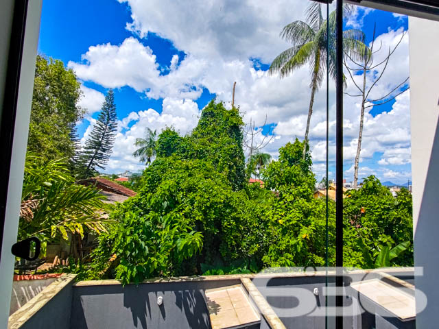 Se você busca conforto, modernidade e uma localização privilegiada, este sobrado geminado é o imóvel ideal para sua família. Localizado no bairro Bom Retiro, em Joinville (SC), esse imóvel conta com uma estrutura contemporânea, que combina amplitude e excelente aproveitamento dos espaços. Estuda permuta.

Composição do imóvel: 

3 dormitórios
1 suíte, oferecendo espaço ideal para o descanso e privacidade
3 banheiros, que garantem comodidade para toda a família
Sala de estar e sala de jantar integradas, projetadas para receber amigos e familiares com conforto
Cozinha e copa conjugadas, criando um ambiente prático e acolhedor para as refeições do dia a dia
Lavabo prático para atender às visitas
Área de serviço separada, garantindo organização

Detalhes de Acabamento e Conforto:

Churrasqueira privativa, perfeita para momentos de lazer e celebrações.
Portão eletrônico, que oferece segurança e facilidade de acesso.
Ambientes iluminados e arejados: Janelas amplas que trazem luz natural e vistas agradáveis do entorno, como visto nas fotos. A luz que invade cada espaço destaca os acabamentos neutros e o piso em madeira, proporcionando um toque de sofisticação.

Localização Estratégica: Situado no bairro Bom Retiro, este sobrado oferece uma localização privilegiada. A poucos minutos de vias de acesso, transporte público e grandes centros comerciais, você terá toda a conveniência de estar próximo a serviços essenciais e lazer.

Se você procura um imóvel que ofereça um equilíbrio perfeito entre localização, conforto e modernidade, esta é a oportunidade que não pode deixar passar. Agende sua visita agora mesmo e venha se encantar com cada detalhe deste sobrado geminado que combina segurança, praticidade e um design pensado para o bem-estar da sua família!
 
636 NEGÓCIOS IMOBILIÁRIOS: A SUA MELHOR ESCOLHA
Com mais de 30 anos de experiência, a 636 Negócios Imobiliários é sua parceira ideal para encontrar o imóvel perfeito. Estamos prontos para ajudá-lo a fazer deste imóvel o seu novo lar.
 
Telefone: (47) 3451-0636
WhatsApp: (47) 99190-0636
 
Não perca esta oportunidade única. Visite nosso site para mais informações: i636.com.br
