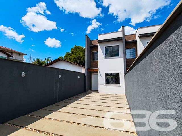 Se você busca conforto, modernidade e uma localização privilegiada, este sobrado geminado é o imóvel ideal para sua família. Localizado no bairro Bom Retiro, em Joinville (SC), esse imóvel conta com uma estrutura contemporânea, que combina amplitude e excelente aproveitamento dos espaços. Estuda permuta.

Composição do imóvel: 

3 dormitórios
1 suíte, oferecendo espaço ideal para o descanso e privacidade
3 banheiros, que garantem comodidade para toda a família
Sala de estar e sala de jantar integradas, projetadas para receber amigos e familiares com conforto
Cozinha e copa conjugadas, criando um ambiente prático e acolhedor para as refeições do dia a dia
Lavabo prático para atender às visitas
Área de serviço separada, garantindo organização

Detalhes de Acabamento e Conforto:

Churrasqueira privativa, perfeita para momentos de lazer e celebrações.
Portão eletrônico, que oferece segurança e facilidade de acesso.
Ambientes iluminados e arejados: Janelas amplas que trazem luz natural e vistas agradáveis do entorno, como visto nas fotos. A luz que invade cada espaço destaca os acabamentos neutros e o piso em madeira, proporcionando um toque de sofisticação.

Localização Estratégica: Situado no bairro Bom Retiro, este sobrado oferece uma localização privilegiada. A poucos minutos de vias de acesso, transporte público e grandes centros comerciais, você terá toda a conveniência de estar próximo a serviços essenciais e lazer.

Se você procura um imóvel que ofereça um equilíbrio perfeito entre localização, conforto e modernidade, esta é a oportunidade que não pode deixar passar. Agende sua visita agora mesmo e venha se encantar com cada detalhe deste sobrado geminado que combina segurança, praticidade e um design pensado para o bem-estar da sua família!
 
636 NEGÓCIOS IMOBILIÁRIOS: A SUA MELHOR ESCOLHA
Com mais de 30 anos de experiência, a 636 Negócios Imobiliários é sua parceira ideal para encontrar o imóvel perfeito. Estamos prontos para ajudá-lo a fazer deste imóvel o seu novo lar.
 
Telefone: (47) 3451-0636
WhatsApp: (47) 99190-0636
 
Não perca esta oportunidade única. Visite nosso site para mais informações: i636.com.br
