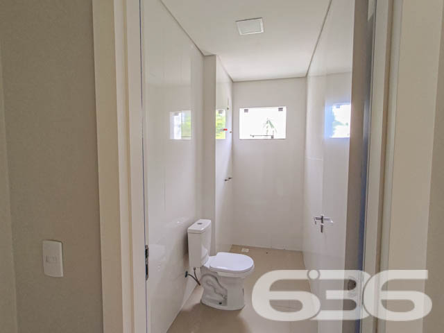 Se você busca conforto, modernidade e uma localização privilegiada, este sobrado geminado é o imóvel ideal para sua família. Localizado no bairro Bom Retiro, em Joinville (SC), esse imóvel conta com uma estrutura contemporânea, que combina amplitude e excelente aproveitamento dos espaços. Estuda permuta.

Composição do imóvel: 

3 dormitórios
1 suíte, oferecendo espaço ideal para o descanso e privacidade
3 banheiros, que garantem comodidade para toda a família
Sala de estar e sala de jantar integradas, projetadas para receber amigos e familiares com conforto
Cozinha e copa conjugadas, criando um ambiente prático e acolhedor para as refeições do dia a dia
Lavabo prático para atender às visitas
Área de serviço separada, garantindo organização

Detalhes de Acabamento e Conforto:

Churrasqueira privativa, perfeita para momentos de lazer e celebrações.
Portão eletrônico, que oferece segurança e facilidade de acesso.
Ambientes iluminados e arejados: Janelas amplas que trazem luz natural e vistas agradáveis do entorno, como visto nas fotos. A luz que invade cada espaço destaca os acabamentos neutros e o piso em madeira, proporcionando um toque de sofisticação.

Localização Estratégica: Situado no bairro Bom Retiro, este sobrado oferece uma localização privilegiada. A poucos minutos de vias de acesso, transporte público e grandes centros comerciais, você terá toda a conveniência de estar próximo a serviços essenciais e lazer.

Se você procura um imóvel que ofereça um equilíbrio perfeito entre localização, conforto e modernidade, esta é a oportunidade que não pode deixar passar. Agende sua visita agora mesmo e venha se encantar com cada detalhe deste sobrado geminado que combina segurança, praticidade e um design pensado para o bem-estar da sua família!
 
636 NEGÓCIOS IMOBILIÁRIOS: A SUA MELHOR ESCOLHA
Com mais de 30 anos de experiência, a 636 Negócios Imobiliários é sua parceira ideal para encontrar o imóvel perfeito. Estamos prontos para ajudá-lo a fazer deste imóvel o seu novo lar.
 
Telefone: (47) 3451-0636
WhatsApp: (47) 99190-0636
 
Não perca esta oportunidade única. Visite nosso site para mais informações: i636.com.br
