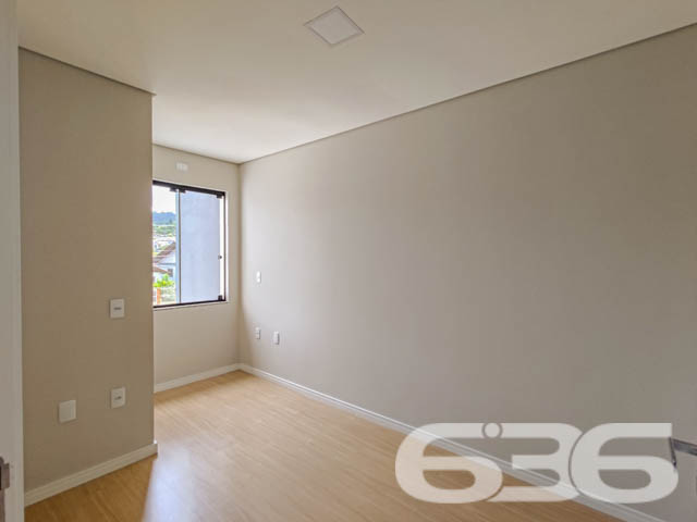 Se você busca conforto, modernidade e uma localização privilegiada, este sobrado geminado é o imóvel ideal para sua família. Localizado no bairro Bom Retiro, em Joinville (SC), esse imóvel conta com uma estrutura contemporânea, que combina amplitude e excelente aproveitamento dos espaços. Estuda permuta.

Composição do imóvel: 

3 dormitórios
1 suíte, oferecendo espaço ideal para o descanso e privacidade
3 banheiros, que garantem comodidade para toda a família
Sala de estar e sala de jantar integradas, projetadas para receber amigos e familiares com conforto
Cozinha e copa conjugadas, criando um ambiente prático e acolhedor para as refeições do dia a dia
Lavabo prático para atender às visitas
Área de serviço separada, garantindo organização

Detalhes de Acabamento e Conforto:

Churrasqueira privativa, perfeita para momentos de lazer e celebrações.
Portão eletrônico, que oferece segurança e facilidade de acesso.
Ambientes iluminados e arejados: Janelas amplas que trazem luz natural e vistas agradáveis do entorno, como visto nas fotos. A luz que invade cada espaço destaca os acabamentos neutros e o piso em madeira, proporcionando um toque de sofisticação.

Localização Estratégica: Situado no bairro Bom Retiro, este sobrado oferece uma localização privilegiada. A poucos minutos de vias de acesso, transporte público e grandes centros comerciais, você terá toda a conveniência de estar próximo a serviços essenciais e lazer.

Se você procura um imóvel que ofereça um equilíbrio perfeito entre localização, conforto e modernidade, esta é a oportunidade que não pode deixar passar. Agende sua visita agora mesmo e venha se encantar com cada detalhe deste sobrado geminado que combina segurança, praticidade e um design pensado para o bem-estar da sua família!
 
636 NEGÓCIOS IMOBILIÁRIOS: A SUA MELHOR ESCOLHA
Com mais de 30 anos de experiência, a 636 Negócios Imobiliários é sua parceira ideal para encontrar o imóvel perfeito. Estamos prontos para ajudá-lo a fazer deste imóvel o seu novo lar.
 
Telefone: (47) 3451-0636
WhatsApp: (47) 99190-0636
 
Não perca esta oportunidade única. Visite nosso site para mais informações: i636.com.br
