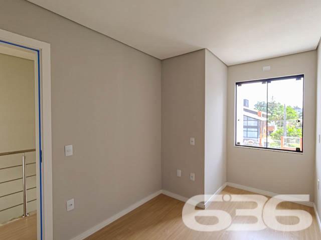 Se você busca conforto, modernidade e uma localização privilegiada, este sobrado geminado é o imóvel ideal para sua família. Localizado no bairro Bom Retiro, em Joinville (SC), esse imóvel conta com uma estrutura contemporânea, que combina amplitude e excelente aproveitamento dos espaços. Estuda permuta.

Composição do imóvel: 

3 dormitórios
1 suíte, oferecendo espaço ideal para o descanso e privacidade
3 banheiros, que garantem comodidade para toda a família
Sala de estar e sala de jantar integradas, projetadas para receber amigos e familiares com conforto
Cozinha e copa conjugadas, criando um ambiente prático e acolhedor para as refeições do dia a dia
Lavabo prático para atender às visitas
Área de serviço separada, garantindo organização

Detalhes de Acabamento e Conforto:

Churrasqueira privativa, perfeita para momentos de lazer e celebrações.
Portão eletrônico, que oferece segurança e facilidade de acesso.
Ambientes iluminados e arejados: Janelas amplas que trazem luz natural e vistas agradáveis do entorno, como visto nas fotos. A luz que invade cada espaço destaca os acabamentos neutros e o piso em madeira, proporcionando um toque de sofisticação.

Localização Estratégica: Situado no bairro Bom Retiro, este sobrado oferece uma localização privilegiada. A poucos minutos de vias de acesso, transporte público e grandes centros comerciais, você terá toda a conveniência de estar próximo a serviços essenciais e lazer.

Se você procura um imóvel que ofereça um equilíbrio perfeito entre localização, conforto e modernidade, esta é a oportunidade que não pode deixar passar. Agende sua visita agora mesmo e venha se encantar com cada detalhe deste sobrado geminado que combina segurança, praticidade e um design pensado para o bem-estar da sua família!
 
636 NEGÓCIOS IMOBILIÁRIOS: A SUA MELHOR ESCOLHA
Com mais de 30 anos de experiência, a 636 Negócios Imobiliários é sua parceira ideal para encontrar o imóvel perfeito. Estamos prontos para ajudá-lo a fazer deste imóvel o seu novo lar.
 
Telefone: (47) 3451-0636
WhatsApp: (47) 99190-0636
 
Não perca esta oportunidade única. Visite nosso site para mais informações: i636.com.br
