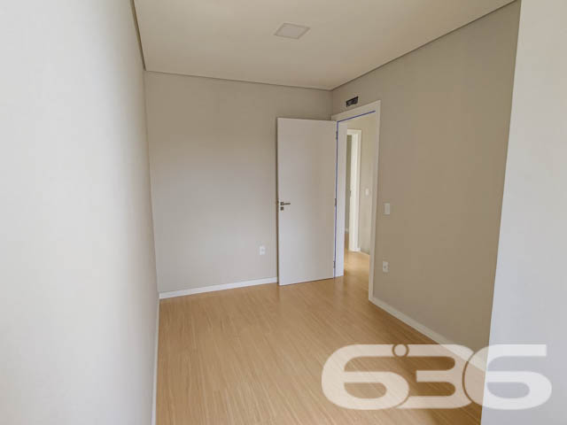 Se você busca conforto, modernidade e uma localização privilegiada, este sobrado geminado é o imóvel ideal para sua família. Localizado no bairro Bom Retiro, em Joinville (SC), esse imóvel conta com uma estrutura contemporânea, que combina amplitude e excelente aproveitamento dos espaços. Estuda permuta.

Composição do imóvel: 

3 dormitórios
1 suíte, oferecendo espaço ideal para o descanso e privacidade
3 banheiros, que garantem comodidade para toda a família
Sala de estar e sala de jantar integradas, projetadas para receber amigos e familiares com conforto
Cozinha e copa conjugadas, criando um ambiente prático e acolhedor para as refeições do dia a dia
Lavabo prático para atender às visitas
Área de serviço separada, garantindo organização

Detalhes de Acabamento e Conforto:

Churrasqueira privativa, perfeita para momentos de lazer e celebrações.
Portão eletrônico, que oferece segurança e facilidade de acesso.
Ambientes iluminados e arejados: Janelas amplas que trazem luz natural e vistas agradáveis do entorno, como visto nas fotos. A luz que invade cada espaço destaca os acabamentos neutros e o piso em madeira, proporcionando um toque de sofisticação.

Localização Estratégica: Situado no bairro Bom Retiro, este sobrado oferece uma localização privilegiada. A poucos minutos de vias de acesso, transporte público e grandes centros comerciais, você terá toda a conveniência de estar próximo a serviços essenciais e lazer.

Se você procura um imóvel que ofereça um equilíbrio perfeito entre localização, conforto e modernidade, esta é a oportunidade que não pode deixar passar. Agende sua visita agora mesmo e venha se encantar com cada detalhe deste sobrado geminado que combina segurança, praticidade e um design pensado para o bem-estar da sua família!
 
636 NEGÓCIOS IMOBILIÁRIOS: A SUA MELHOR ESCOLHA
Com mais de 30 anos de experiência, a 636 Negócios Imobiliários é sua parceira ideal para encontrar o imóvel perfeito. Estamos prontos para ajudá-lo a fazer deste imóvel o seu novo lar.
 
Telefone: (47) 3451-0636
WhatsApp: (47) 99190-0636
 
Não perca esta oportunidade única. Visite nosso site para mais informações: i636.com.br
