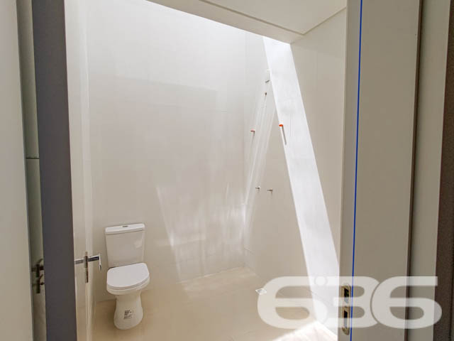Se você busca conforto, modernidade e uma localização privilegiada, este sobrado geminado é o imóvel ideal para sua família. Localizado no bairro Bom Retiro, em Joinville (SC), esse imóvel conta com uma estrutura contemporânea, que combina amplitude e excelente aproveitamento dos espaços. Estuda permuta.

Composição do imóvel: 

3 dormitórios
1 suíte, oferecendo espaço ideal para o descanso e privacidade
3 banheiros, que garantem comodidade para toda a família
Sala de estar e sala de jantar integradas, projetadas para receber amigos e familiares com conforto
Cozinha e copa conjugadas, criando um ambiente prático e acolhedor para as refeições do dia a dia
Lavabo prático para atender às visitas
Área de serviço separada, garantindo organização

Detalhes de Acabamento e Conforto:

Churrasqueira privativa, perfeita para momentos de lazer e celebrações.
Portão eletrônico, que oferece segurança e facilidade de acesso.
Ambientes iluminados e arejados: Janelas amplas que trazem luz natural e vistas agradáveis do entorno, como visto nas fotos. A luz que invade cada espaço destaca os acabamentos neutros e o piso em madeira, proporcionando um toque de sofisticação.

Localização Estratégica: Situado no bairro Bom Retiro, este sobrado oferece uma localização privilegiada. A poucos minutos de vias de acesso, transporte público e grandes centros comerciais, você terá toda a conveniência de estar próximo a serviços essenciais e lazer.

Se você procura um imóvel que ofereça um equilíbrio perfeito entre localização, conforto e modernidade, esta é a oportunidade que não pode deixar passar. Agende sua visita agora mesmo e venha se encantar com cada detalhe deste sobrado geminado que combina segurança, praticidade e um design pensado para o bem-estar da sua família!
 
636 NEGÓCIOS IMOBILIÁRIOS: A SUA MELHOR ESCOLHA
Com mais de 30 anos de experiência, a 636 Negócios Imobiliários é sua parceira ideal para encontrar o imóvel perfeito. Estamos prontos para ajudá-lo a fazer deste imóvel o seu novo lar.
 
Telefone: (47) 3451-0636
WhatsApp: (47) 99190-0636
 
Não perca esta oportunidade única. Visite nosso site para mais informações: i636.com.br
