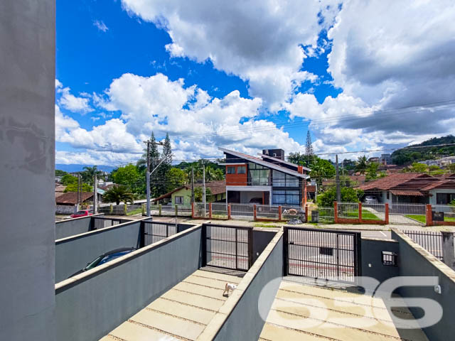 Se você busca conforto, modernidade e uma localização privilegiada, este sobrado geminado é o imóvel ideal para sua família. Localizado no bairro Bom Retiro, em Joinville (SC), esse imóvel conta com uma estrutura contemporânea, que combina amplitude e excelente aproveitamento dos espaços. Estuda permuta.

Composição do imóvel: 

3 dormitórios
1 suíte, oferecendo espaço ideal para o descanso e privacidade
3 banheiros, que garantem comodidade para toda a família
Sala de estar e sala de jantar integradas, projetadas para receber amigos e familiares com conforto
Cozinha e copa conjugadas, criando um ambiente prático e acolhedor para as refeições do dia a dia
Lavabo prático para atender às visitas
Área de serviço separada, garantindo organização

Detalhes de Acabamento e Conforto:

Churrasqueira privativa, perfeita para momentos de lazer e celebrações.
Portão eletrônico, que oferece segurança e facilidade de acesso.
Ambientes iluminados e arejados: Janelas amplas que trazem luz natural e vistas agradáveis do entorno, como visto nas fotos. A luz que invade cada espaço destaca os acabamentos neutros e o piso em madeira, proporcionando um toque de sofisticação.

Localização Estratégica: Situado no bairro Bom Retiro, este sobrado oferece uma localização privilegiada. A poucos minutos de vias de acesso, transporte público e grandes centros comerciais, você terá toda a conveniência de estar próximo a serviços essenciais e lazer.

Se você procura um imóvel que ofereça um equilíbrio perfeito entre localização, conforto e modernidade, esta é a oportunidade que não pode deixar passar. Agende sua visita agora mesmo e venha se encantar com cada detalhe deste sobrado geminado que combina segurança, praticidade e um design pensado para o bem-estar da sua família!
 
636 NEGÓCIOS IMOBILIÁRIOS: A SUA MELHOR ESCOLHA
Com mais de 30 anos de experiência, a 636 Negócios Imobiliários é sua parceira ideal para encontrar o imóvel perfeito. Estamos prontos para ajudá-lo a fazer deste imóvel o seu novo lar.
 
Telefone: (47) 3451-0636
WhatsApp: (47) 99190-0636
 
Não perca esta oportunidade única. Visite nosso site para mais informações: i636.com.br
