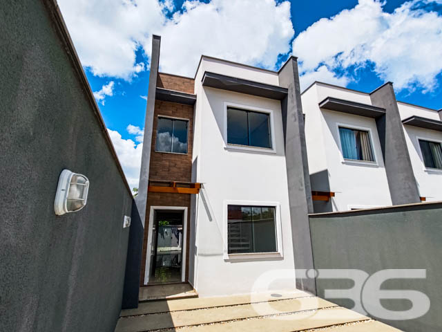 Se você busca conforto, modernidade e uma localização privilegiada, este sobrado geminado é o imóvel ideal para sua família. Localizado no bairro Bom Retiro, em Joinville (SC), esse imóvel conta com uma estrutura contemporânea, que combina amplitude e excelente aproveitamento dos espaços. Estuda permuta.

Composição do imóvel: 

3 dormitórios
1 suíte, oferecendo espaço ideal para o descanso e privacidade
3 banheiros, que garantem comodidade para toda a família
Sala de estar e sala de jantar integradas, projetadas para receber amigos e familiares com conforto
Cozinha e copa conjugadas, criando um ambiente prático e acolhedor para as refeições do dia a dia
Lavabo prático para atender às visitas
Área de serviço separada, garantindo organização

Detalhes de Acabamento e Conforto:

Churrasqueira privativa, perfeita para momentos de lazer e celebrações.
Portão eletrônico, que oferece segurança e facilidade de acesso.
Ambientes iluminados e arejados: Janelas amplas que trazem luz natural e vistas agradáveis do entorno, como visto nas fotos. A luz que invade cada espaço destaca os acabamentos neutros e o piso em madeira, proporcionando um toque de sofisticação.

Localização Estratégica: Situado no bairro Bom Retiro, este sobrado oferece uma localização privilegiada. A poucos minutos de vias de acesso, transporte público e grandes centros comerciais, você terá toda a conveniência de estar próximo a serviços essenciais e lazer.

Se você procura um imóvel que ofereça um equilíbrio perfeito entre localização, conforto e modernidade, esta é a oportunidade que não pode deixar passar. Agende sua visita agora mesmo e venha se encantar com cada detalhe deste sobrado geminado que combina segurança, praticidade e um design pensado para o bem-estar da sua família!
 
636 NEGÓCIOS IMOBILIÁRIOS: A SUA MELHOR ESCOLHA
Com mais de 30 anos de experiência, a 636 Negócios Imobiliários é sua parceira ideal para encontrar o imóvel perfeito. Estamos prontos para ajudá-lo a fazer deste imóvel o seu novo lar.
 
Telefone: (47) 3451-0636
WhatsApp: (47) 99190-0636
 
Não perca esta oportunidade única. Visite nosso site para mais informações: i636.com.br
