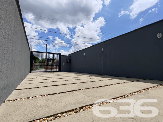 Se você busca conforto, modernidade e uma localização privilegiada, este sobrado geminado é o imóvel ideal para sua família. Localizado no bairro Bom Retiro, em Joinville (SC), esse imóvel conta com uma estrutura contemporânea, que combina amplitude e excelente aproveitamento dos espaços. Estuda permuta.

Composição do imóvel: 

3 dormitórios
1 suíte, oferecendo espaço ideal para o descanso e privacidade
3 banheiros, que garantem comodidade para toda a família
Sala de estar e sala de jantar integradas, projetadas para receber amigos e familiares com conforto
Cozinha e copa conjugadas, criando um ambiente prático e acolhedor para as refeições do dia a dia
Lavabo prático para atender às visitas
Área de serviço separada, garantindo organização

Detalhes de Acabamento e Conforto:

Churrasqueira privativa, perfeita para momentos de lazer e celebrações.
Portão eletrônico, que oferece segurança e facilidade de acesso.
Ambientes iluminados e arejados: Janelas amplas que trazem luz natural e vistas agradáveis do entorno, como visto nas fotos. A luz que invade cada espaço destaca os acabamentos neutros e o piso em madeira, proporcionando um toque de sofisticação.

Localização Estratégica: Situado no bairro Bom Retiro, este sobrado oferece uma localização privilegiada. A poucos minutos de vias de acesso, transporte público e grandes centros comerciais, você terá toda a conveniência de estar próximo a serviços essenciais e lazer.

Se você procura um imóvel que ofereça um equilíbrio perfeito entre localização, conforto e modernidade, esta é a oportunidade que não pode deixar passar. Agende sua visita agora mesmo e venha se encantar com cada detalhe deste sobrado geminado que combina segurança, praticidade e um design pensado para o bem-estar da sua família!
 
636 NEGÓCIOS IMOBILIÁRIOS: A SUA MELHOR ESCOLHA
Com mais de 30 anos de experiência, a 636 Negócios Imobiliários é sua parceira ideal para encontrar o imóvel perfeito. Estamos prontos para ajudá-lo a fazer deste imóvel o seu novo lar.
 
Telefone: (47) 3451-0636
WhatsApp: (47) 99190-0636
 
Não perca esta oportunidade única. Visite nosso site para mais informações: i636.com.br
