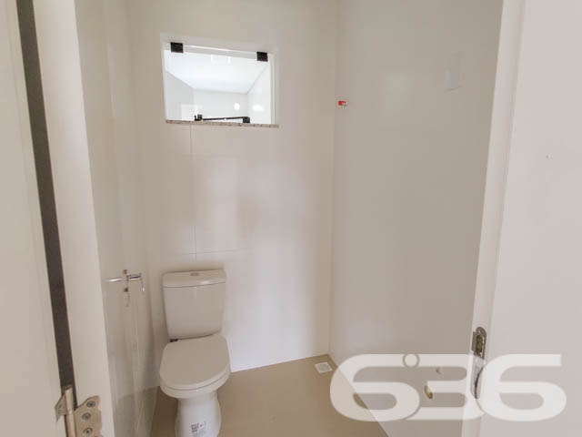 Se você busca conforto, modernidade e uma localização privilegiada, este sobrado geminado é o imóvel ideal para sua família. Localizado no bairro Bom Retiro, em Joinville (SC), esse imóvel conta com uma estrutura contemporânea, que combina amplitude e excelente aproveitamento dos espaços. Estuda permuta.

Composição do imóvel: 

3 dormitórios
1 suíte, oferecendo espaço ideal para o descanso e privacidade
3 banheiros, que garantem comodidade para toda a família
Sala de estar e sala de jantar integradas, projetadas para receber amigos e familiares com conforto
Cozinha e copa conjugadas, criando um ambiente prático e acolhedor para as refeições do dia a dia
Lavabo prático para atender às visitas
Área de serviço separada, garantindo organização

Detalhes de Acabamento e Conforto:

Churrasqueira privativa, perfeita para momentos de lazer e celebrações.
Portão eletrônico, que oferece segurança e facilidade de acesso.
Ambientes iluminados e arejados: Janelas amplas que trazem luz natural e vistas agradáveis do entorno, como visto nas fotos. A luz que invade cada espaço destaca os acabamentos neutros e o piso em madeira, proporcionando um toque de sofisticação.

Localização Estratégica: Situado no bairro Bom Retiro, este sobrado oferece uma localização privilegiada. A poucos minutos de vias de acesso, transporte público e grandes centros comerciais, você terá toda a conveniência de estar próximo a serviços essenciais e lazer.

Se você procura um imóvel que ofereça um equilíbrio perfeito entre localização, conforto e modernidade, esta é a oportunidade que não pode deixar passar. Agende sua visita agora mesmo e venha se encantar com cada detalhe deste sobrado geminado que combina segurança, praticidade e um design pensado para o bem-estar da sua família!
 
636 NEGÓCIOS IMOBILIÁRIOS: A SUA MELHOR ESCOLHA
Com mais de 30 anos de experiência, a 636 Negócios Imobiliários é sua parceira ideal para encontrar o imóvel perfeito. Estamos prontos para ajudá-lo a fazer deste imóvel o seu novo lar.
 
Telefone: (47) 3451-0636
WhatsApp: (47) 99190-0636
 
Não perca esta oportunidade única. Visite nosso site para mais informações: i636.com.br
