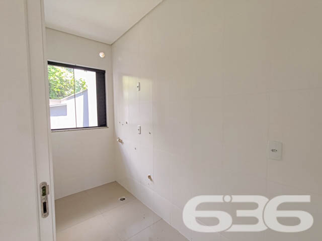 Se você busca conforto, modernidade e uma localização privilegiada, este sobrado geminado é o imóvel ideal para sua família. Localizado no bairro Bom Retiro, em Joinville (SC), esse imóvel conta com uma estrutura contemporânea, que combina amplitude e excelente aproveitamento dos espaços. Estuda permuta.

Composição do imóvel: 

3 dormitórios
1 suíte, oferecendo espaço ideal para o descanso e privacidade
3 banheiros, que garantem comodidade para toda a família
Sala de estar e sala de jantar integradas, projetadas para receber amigos e familiares com conforto
Cozinha e copa conjugadas, criando um ambiente prático e acolhedor para as refeições do dia a dia
Lavabo prático para atender às visitas
Área de serviço separada, garantindo organização

Detalhes de Acabamento e Conforto:

Churrasqueira privativa, perfeita para momentos de lazer e celebrações.
Portão eletrônico, que oferece segurança e facilidade de acesso.
Ambientes iluminados e arejados: Janelas amplas que trazem luz natural e vistas agradáveis do entorno, como visto nas fotos. A luz que invade cada espaço destaca os acabamentos neutros e o piso em madeira, proporcionando um toque de sofisticação.

Localização Estratégica: Situado no bairro Bom Retiro, este sobrado oferece uma localização privilegiada. A poucos minutos de vias de acesso, transporte público e grandes centros comerciais, você terá toda a conveniência de estar próximo a serviços essenciais e lazer.

Se você procura um imóvel que ofereça um equilíbrio perfeito entre localização, conforto e modernidade, esta é a oportunidade que não pode deixar passar. Agende sua visita agora mesmo e venha se encantar com cada detalhe deste sobrado geminado que combina segurança, praticidade e um design pensado para o bem-estar da sua família!
 
636 NEGÓCIOS IMOBILIÁRIOS: A SUA MELHOR ESCOLHA
Com mais de 30 anos de experiência, a 636 Negócios Imobiliários é sua parceira ideal para encontrar o imóvel perfeito. Estamos prontos para ajudá-lo a fazer deste imóvel o seu novo lar.
 
Telefone: (47) 3451-0636
WhatsApp: (47) 99190-0636
 
Não perca esta oportunidade única. Visite nosso site para mais informações: i636.com.br
