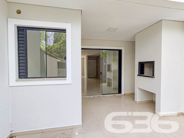 Se você busca conforto, modernidade e uma localização privilegiada, este sobrado geminado é o imóvel ideal para sua família. Localizado no bairro Bom Retiro, em Joinville (SC), esse imóvel conta com uma estrutura contemporânea, que combina amplitude e excelente aproveitamento dos espaços. Estuda permuta.

Composição do imóvel: 

3 dormitórios
1 suíte, oferecendo espaço ideal para o descanso e privacidade
3 banheiros, que garantem comodidade para toda a família
Sala de estar e sala de jantar integradas, projetadas para receber amigos e familiares com conforto
Cozinha e copa conjugadas, criando um ambiente prático e acolhedor para as refeições do dia a dia
Lavabo prático para atender às visitas
Área de serviço separada, garantindo organização

Detalhes de Acabamento e Conforto:

Churrasqueira privativa, perfeita para momentos de lazer e celebrações.
Portão eletrônico, que oferece segurança e facilidade de acesso.
Ambientes iluminados e arejados: Janelas amplas que trazem luz natural e vistas agradáveis do entorno, como visto nas fotos. A luz que invade cada espaço destaca os acabamentos neutros e o piso em madeira, proporcionando um toque de sofisticação.

Localização Estratégica: Situado no bairro Bom Retiro, este sobrado oferece uma localização privilegiada. A poucos minutos de vias de acesso, transporte público e grandes centros comerciais, você terá toda a conveniência de estar próximo a serviços essenciais e lazer.

Se você procura um imóvel que ofereça um equilíbrio perfeito entre localização, conforto e modernidade, esta é a oportunidade que não pode deixar passar. Agende sua visita agora mesmo e venha se encantar com cada detalhe deste sobrado geminado que combina segurança, praticidade e um design pensado para o bem-estar da sua família!
 
636 NEGÓCIOS IMOBILIÁRIOS: A SUA MELHOR ESCOLHA
Com mais de 30 anos de experiência, a 636 Negócios Imobiliários é sua parceira ideal para encontrar o imóvel perfeito. Estamos prontos para ajudá-lo a fazer deste imóvel o seu novo lar.
 
Telefone: (47) 3451-0636
WhatsApp: (47) 99190-0636
 
Não perca esta oportunidade única. Visite nosso site para mais informações: i636.com.br
