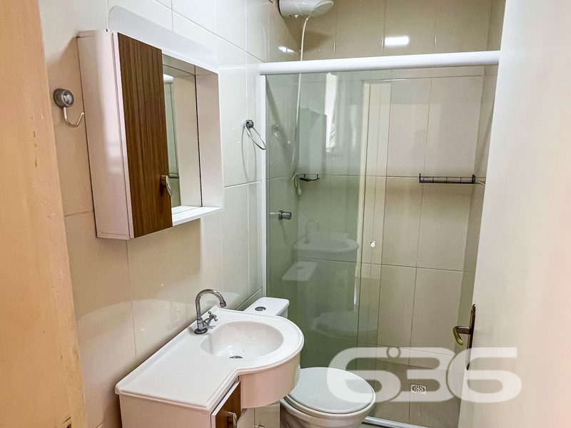 Oportunidade imperdível em Joinville – Geminado no bairro Santa Catarina!

Apresentamos este incrível sobrado geminado, que une modernidade, conforto e excelente localização. Este imóvel é perfeito para quem busca um lar prático e bem planejado.

Com 76,75 m² de área construída, este imóvel foi pensado para aproveitar cada metro quadrado. No piso superior, você encontrará dois dormitórios amplos, sendo um deles com sacada que proporciona luminosidade natural e uma vista agradável, além de um banheiro completo que oferece conforto para o dia a dia.

No térreo, o conceito integrado de sala de estar e jantar com a cozinha cria um ambiente acolhedor, perfeito para reunir a família e receber amigos. Além disso, o imóvel dispõe de um lavabo, garantindo mais praticidade. Ao fundo, um espaço 
que pode ser personalizado para atender suas necessidades, seja como área de lazer ou jardim.

As características deste imóvel incluem:

2 dormitórios no andar superior.
Sala de estar e jantar integradas à cozinha.
Sacada no quarto principal.
Churrasqueira, perfeita para momentos de descontração.
Lavabo no térreo e banheiro no piso superior.
Garagem para 2 veículos, sendo uma vaga coberta.
Espaço nos fundos de 5 m².

Próximo a escolas, transporte público, shopping centers, hospitais e serviços essenciais, este imóvel oferece toda a comodidade que sua rotina exige, além de estar em um bairro tranquilo e bem estruturado.

Não perca a oportunidade de viver em um espaço que combina conforto, funcionalidade e localização privilegiada. Entre em contato com a 636 Negócios Imobiliários e agende uma visita hoje mesmo!

Este é mais que um imóvel, é o início de uma nova etapa da sua vida. Vem realizar o seu sonho com a gente!
 
636 NEGÓCIOS IMOBILIÁRIOS: A SUA MELHOR ESCOLHA
Com mais de 30 anos de experiência, a 636 Negócios Imobiliários é sua parceira ideal para encontrar o imóvel perfeito. Estamos prontos para ajudá-lo a fazer deste imóvel o seu novo lar.
 
Telefone: (47) 3451-0636
WhatsApp: (47) 99190-0636
 
Não perca esta oportunidade única. Visite nosso site para mais informações: i636.com.br