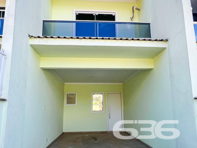 Oportunidade imperdível em Joinville – Geminado no bairro Santa Catarina!

Apresentamos este incrível sobrado geminado, que une modernidade, conforto e excelente localização. Este imóvel é perfeito para quem busca um lar prático e bem planejado.

Com 76,75 m² de área construída, este imóvel foi pensado para aproveitar cada metro quadrado. No piso superior, você encontrará dois dormitórios amplos, sendo um deles com sacada que proporciona luminosidade natural e uma vista agradável, além de um banheiro completo que oferece conforto para o dia a dia.

No térreo, o conceito integrado de sala de estar e jantar com a cozinha cria um ambiente acolhedor, perfeito para reunir a família e receber amigos. Além disso, o imóvel dispõe de um lavabo, garantindo mais praticidade. Ao fundo, um espaço 
que pode ser personalizado para atender suas necessidades, seja como área de lazer ou jardim.

As características deste imóvel incluem:

2 dormitórios no andar superior.
Sala de estar e jantar integradas à cozinha.
Sacada no quarto principal.
Churrasqueira, perfeita para momentos de descontração.
Lavabo no térreo e banheiro no piso superior.
Garagem para 2 veículos, sendo uma vaga coberta.
Espaço nos fundos de 5 m².

Próximo a escolas, transporte público, shopping centers, hospitais e serviços essenciais, este imóvel oferece toda a comodidade que sua rotina exige, além de estar em um bairro tranquilo e bem estruturado.

Não perca a oportunidade de viver em um espaço que combina conforto, funcionalidade e localização privilegiada. Entre em contato com a 636 Negócios Imobiliários e agende uma visita hoje mesmo!

Este é mais que um imóvel, é o início de uma nova etapa da sua vida. Vem realizar o seu sonho com a gente!
 
636 NEGÓCIOS IMOBILIÁRIOS: A SUA MELHOR ESCOLHA
Com mais de 30 anos de experiência, a 636 Negócios Imobiliários é sua parceira ideal para encontrar o imóvel perfeito. Estamos prontos para ajudá-lo a fazer deste imóvel o seu novo lar.
 
Telefone: (47) 3451-0636
WhatsApp: (47) 99190-0636
 
Não perca esta oportunidade única. Visite nosso site para mais informações: i636.com.br
