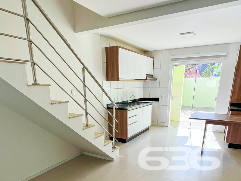Oportunidade imperdível em Joinville – Geminado no bairro Santa Catarina!

Apresentamos este incrível sobrado geminado, que une modernidade, conforto e excelente localização. Este imóvel é perfeito para quem busca um lar prático e bem planejado.

Com 76,75 m² de área construída, este imóvel foi pensado para aproveitar cada metro quadrado. No piso superior, você encontrará dois dormitórios amplos, sendo um deles com sacada que proporciona luminosidade natural e uma vista agradável, além de um banheiro completo que oferece conforto para o dia a dia.

No térreo, o conceito integrado de sala de estar e jantar com a cozinha cria um ambiente acolhedor, perfeito para reunir a família e receber amigos. Além disso, o imóvel dispõe de um lavabo, garantindo mais praticidade. Ao fundo, um espaço 
que pode ser personalizado para atender suas necessidades, seja como área de lazer ou jardim.

As características deste imóvel incluem:

2 dormitórios no andar superior.
Sala de estar e jantar integradas à cozinha.
Sacada no quarto principal.
Churrasqueira, perfeita para momentos de descontração.
Lavabo no térreo e banheiro no piso superior.
Garagem para 2 veículos, sendo uma vaga coberta.
Espaço nos fundos de 5 m².

Próximo a escolas, transporte público, shopping centers, hospitais e serviços essenciais, este imóvel oferece toda a comodidade que sua rotina exige, além de estar em um bairro tranquilo e bem estruturado.

Não perca a oportunidade de viver em um espaço que combina conforto, funcionalidade e localização privilegiada. Entre em contato com a 636 Negócios Imobiliários e agende uma visita hoje mesmo!

Este é mais que um imóvel, é o início de uma nova etapa da sua vida. Vem realizar o seu sonho com a gente!
 
636 NEGÓCIOS IMOBILIÁRIOS: A SUA MELHOR ESCOLHA
Com mais de 30 anos de experiência, a 636 Negócios Imobiliários é sua parceira ideal para encontrar o imóvel perfeito. Estamos prontos para ajudá-lo a fazer deste imóvel o seu novo lar.
 
Telefone: (47) 3451-0636
WhatsApp: (47) 99190-0636
 
Não perca esta oportunidade única. Visite nosso site para mais informações: i636.com.br