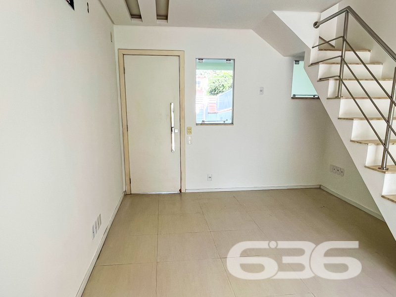Oportunidade imperdível em Joinville – Geminado no bairro Santa Catarina!

Apresentamos este incrível sobrado geminado, que une modernidade, conforto e excelente localização. Este imóvel é perfeito para quem busca um lar prático e bem planejado.

Com 76,75 m² de área construída, este imóvel foi pensado para aproveitar cada metro quadrado. No piso superior, você encontrará dois dormitórios amplos, sendo um deles com sacada que proporciona luminosidade natural e uma vista agradável, além de um banheiro completo que oferece conforto para o dia a dia.

No térreo, o conceito integrado de sala de estar e jantar com a cozinha cria um ambiente acolhedor, perfeito para reunir a família e receber amigos. Além disso, o imóvel dispõe de um lavabo, garantindo mais praticidade. Ao fundo, um espaço 
que pode ser personalizado para atender suas necessidades, seja como área de lazer ou jardim.

As características deste imóvel incluem:

2 dormitórios no andar superior.
Sala de estar e jantar integradas à cozinha.
Sacada no quarto principal.
Churrasqueira, perfeita para momentos de descontração.
Lavabo no térreo e banheiro no piso superior.
Garagem para 2 veículos, sendo uma vaga coberta.
Espaço nos fundos de 5 m².

Próximo a escolas, transporte público, shopping centers, hospitais e serviços essenciais, este imóvel oferece toda a comodidade que sua rotina exige, além de estar em um bairro tranquilo e bem estruturado.

Não perca a oportunidade de viver em um espaço que combina conforto, funcionalidade e localização privilegiada. Entre em contato com a 636 Negócios Imobiliários e agende uma visita hoje mesmo!

Este é mais que um imóvel, é o início de uma nova etapa da sua vida. Vem realizar o seu sonho com a gente!
 
636 NEGÓCIOS IMOBILIÁRIOS: A SUA MELHOR ESCOLHA
Com mais de 30 anos de experiência, a 636 Negócios Imobiliários é sua parceira ideal para encontrar o imóvel perfeito. Estamos prontos para ajudá-lo a fazer deste imóvel o seu novo lar.
 
Telefone: (47) 3451-0636
WhatsApp: (47) 99190-0636
 
Não perca esta oportunidade única. Visite nosso site para mais informações: i636.com.br